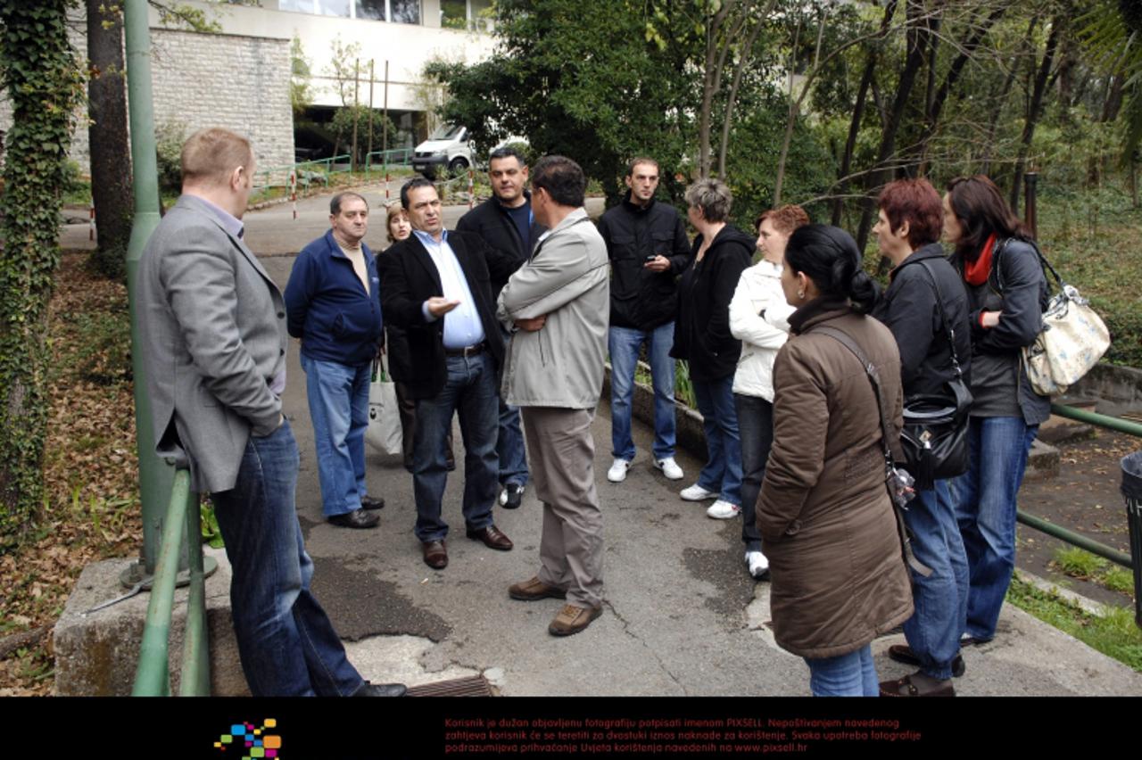 '13.04.2012. Rijeka - Sastanak ravnatelja rijeckog KBC-a Hermana Hallera, predstojnika Djecje bolnice Kantrida dr Igora Prpica i roditelja djece koja se lijece na odjelu onkologije. Roditelji pred ula