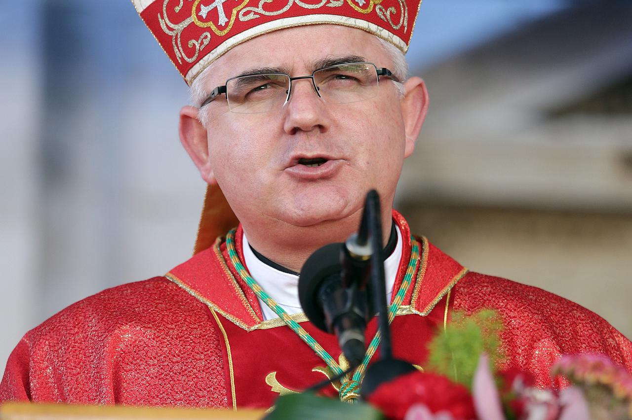 03.02.2014., Dubrovnik - Ispored dubrovacke katedrale zapocelo je sredisnje euharistijsko slavlje povodom 1042.  Feste Svetog Vlaha, zastitnika Dubrovnika i Dubrovacke biskupije. Okupljenim gradjanima obratio se i mons Mate Uzinic Photo: Grgo Jelavic/PIXS