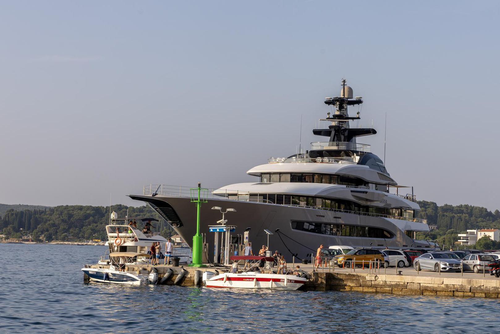 Zvala se “Kismet”, no u rujnu 2023. godine jahta mijenja vlasnika te je od tada u vlasništvu američkog tehnološkog mogula Erica Schmidta, bivšeg izvršnog direktora Googlea, koji je jahtu preimenovao u “Whisper”.

