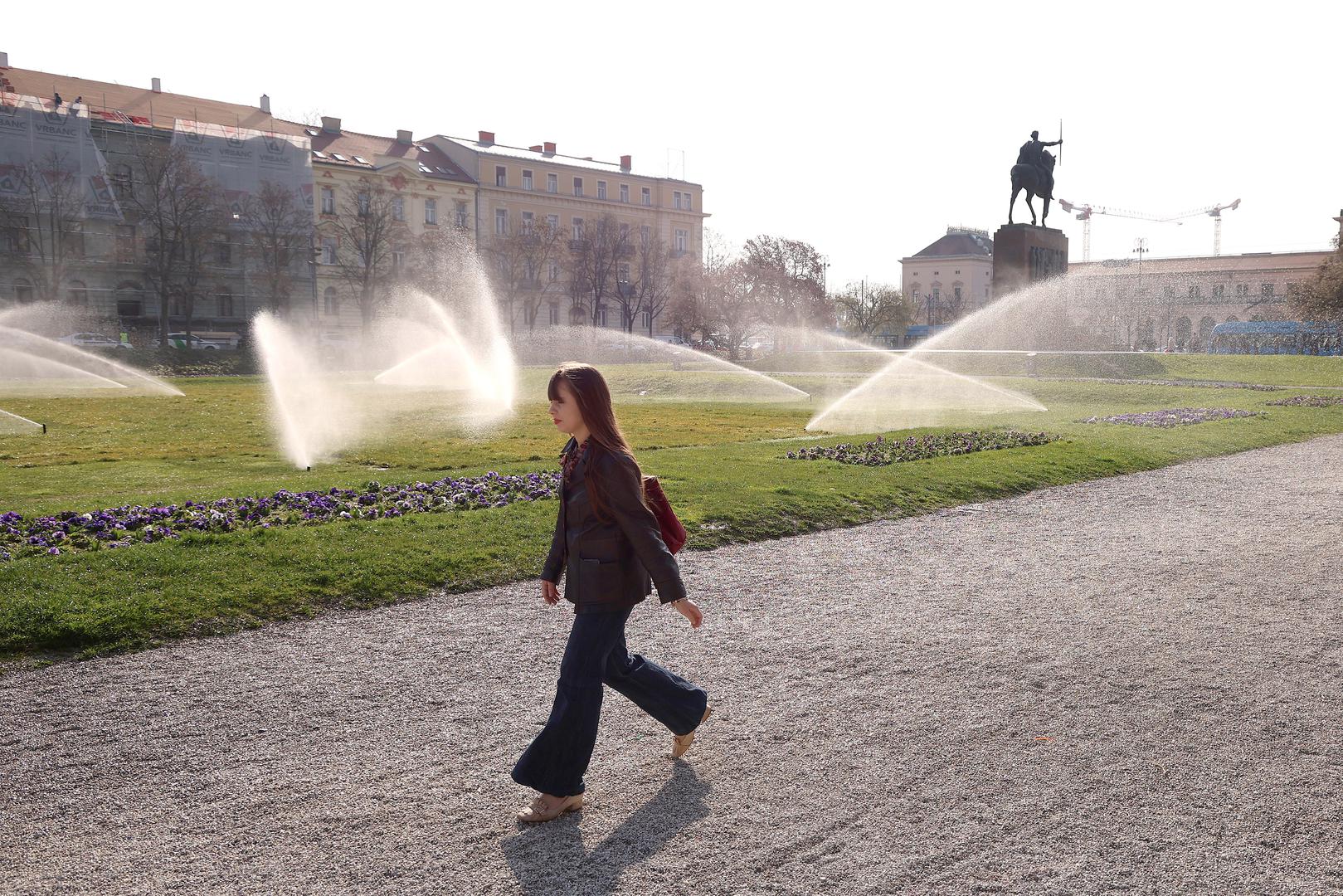 Zagreb se smatra jednim od najzelenijih gradova u Europi, a njegov strogi centar pun je raskošno uređenih parkova i trgova. To zelenilo treba i održavati, a Pixsellov fotoreporter Patrik Macek snimio je kako to izgleda.