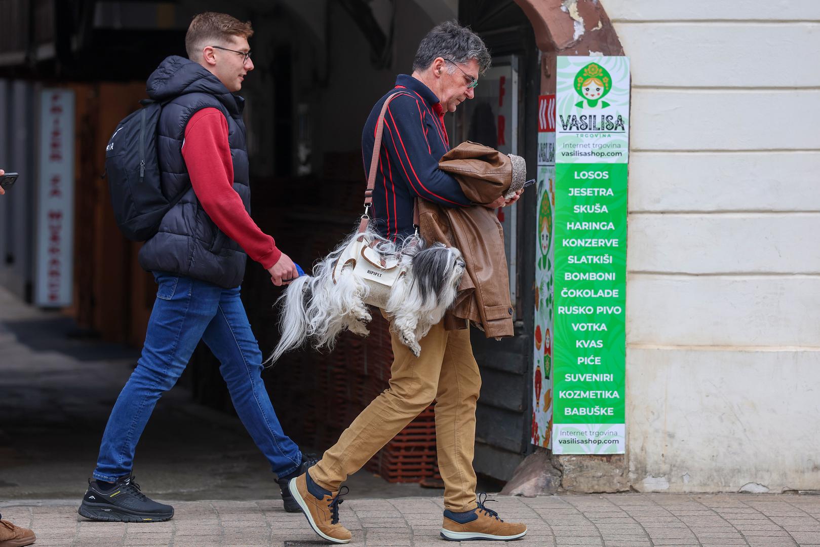 Neki su krišom fotografirali, drugi komentirali, a treći se smiješili simpatičnoj sceni koju je i Pixsellov fotoreporter Sanjin Strukić uhvatio na Europskom trgu – gospodin svog psa nosi poput torbice. 