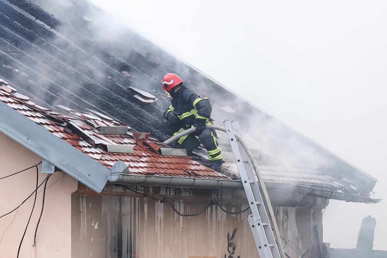 Gore barake uz prugu u Osijeku