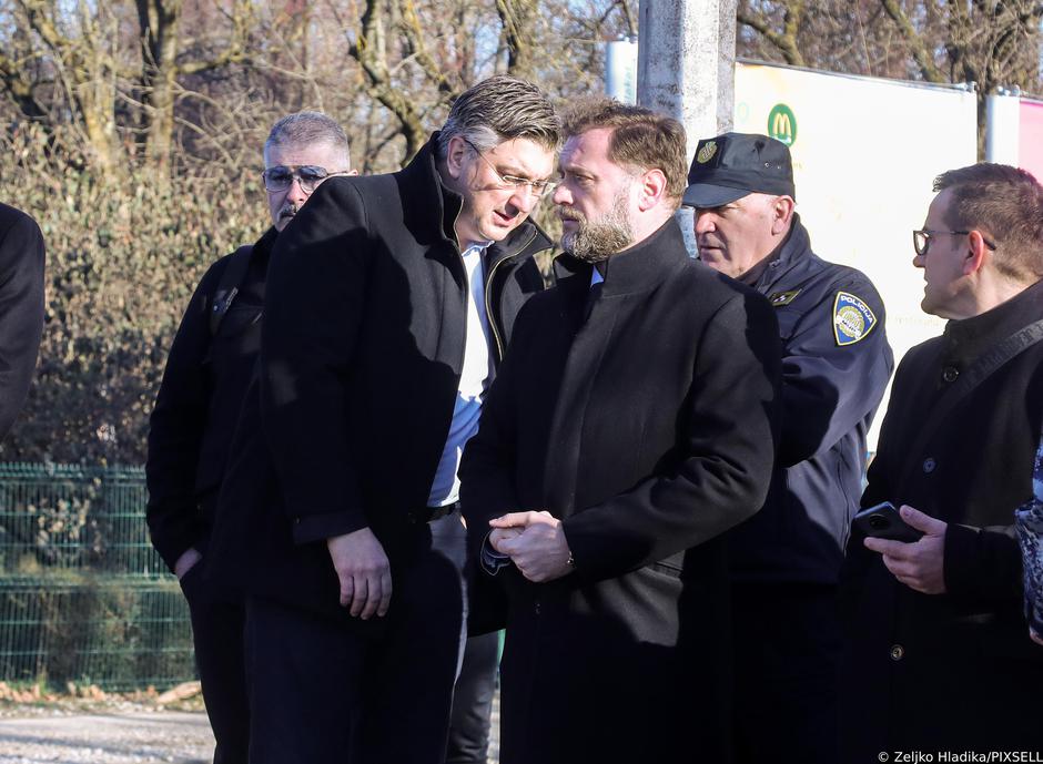 Zagreb: Premijer Andrej Plenković i  nadležni članovi Vlade obišli su mjesto pada besposadne letjelice
