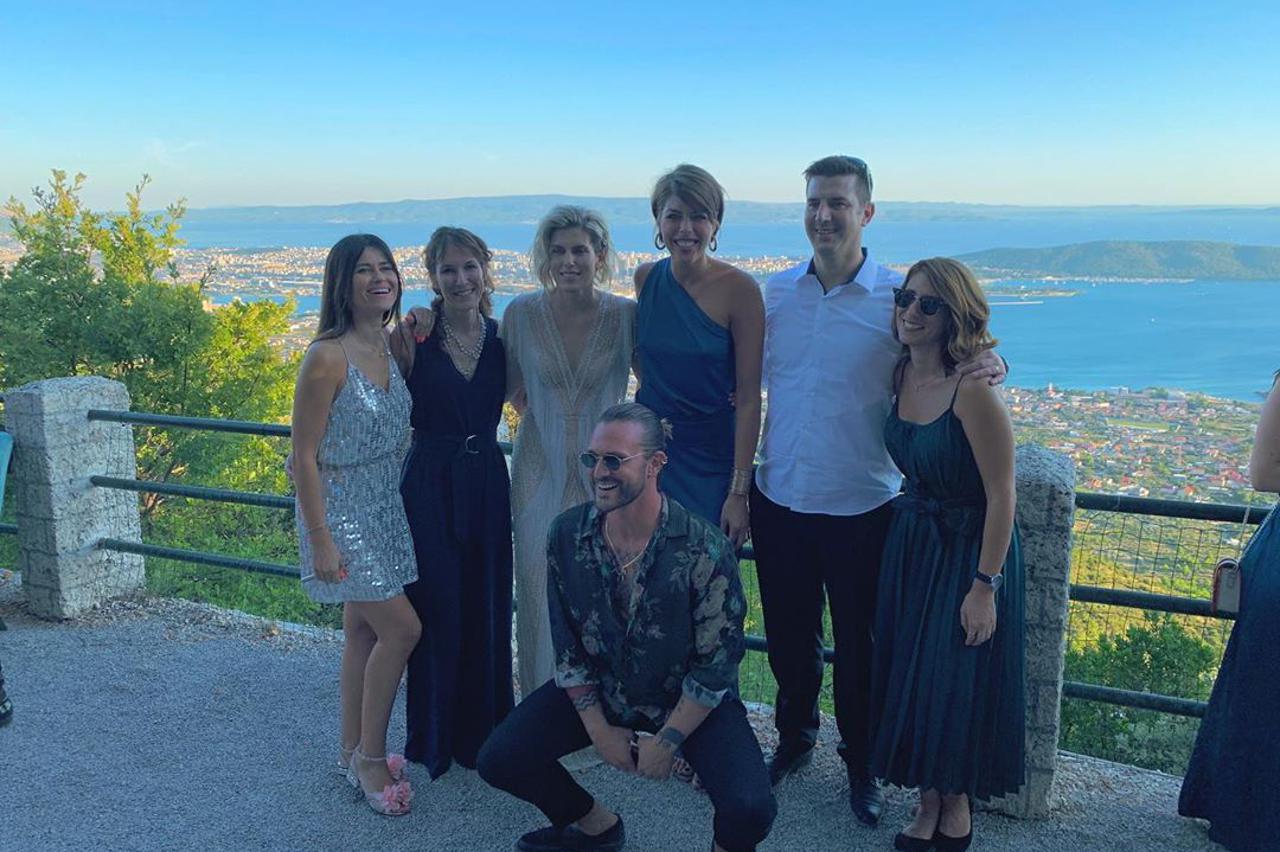 Blanka i Luka s prijateljima iz razreda