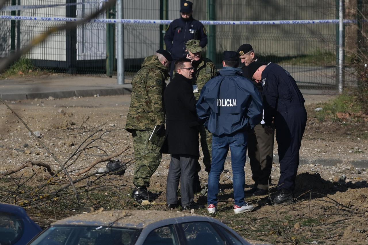 Tijekom današnjeg dana policija i pripadnici oružanih snaga te zrakoplovstva provode istragu na mjestu gdje se letjelica srušila.