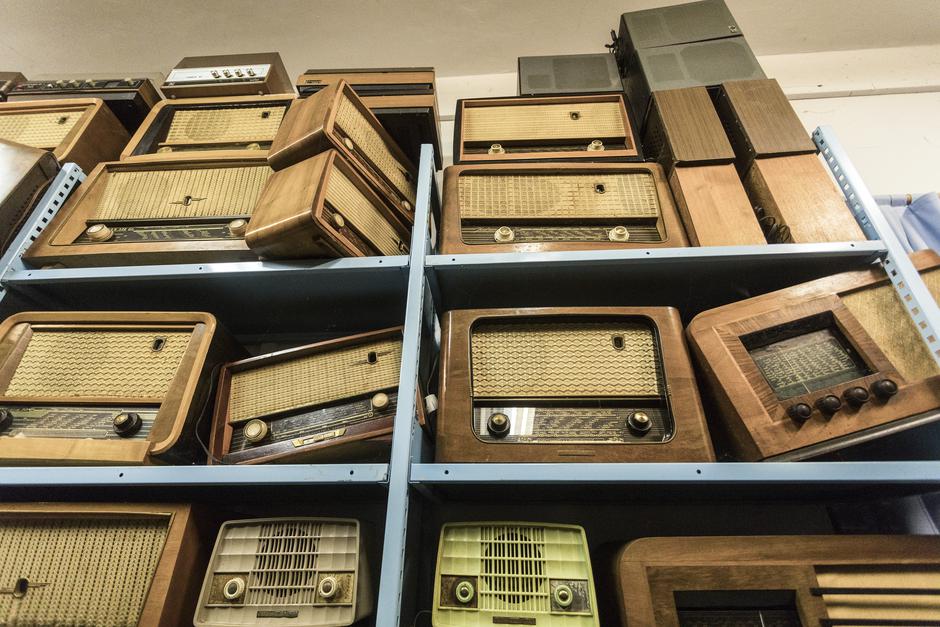 Dio ‘svjedoka’ glazbene, pisane i vizualne povijesti iz Mumlekove zbirke; neki su od aparata bili vlasništvo poznatih osoba, na gramofonima nekoć su uz pucketave zvuke s gramofonske ploče u Puli plesali austrougarski mornarički časnici...