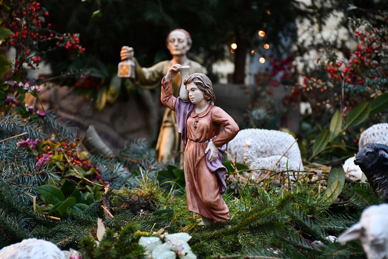 Slavonski Brod: Na Korzo postavljene velike jaslice