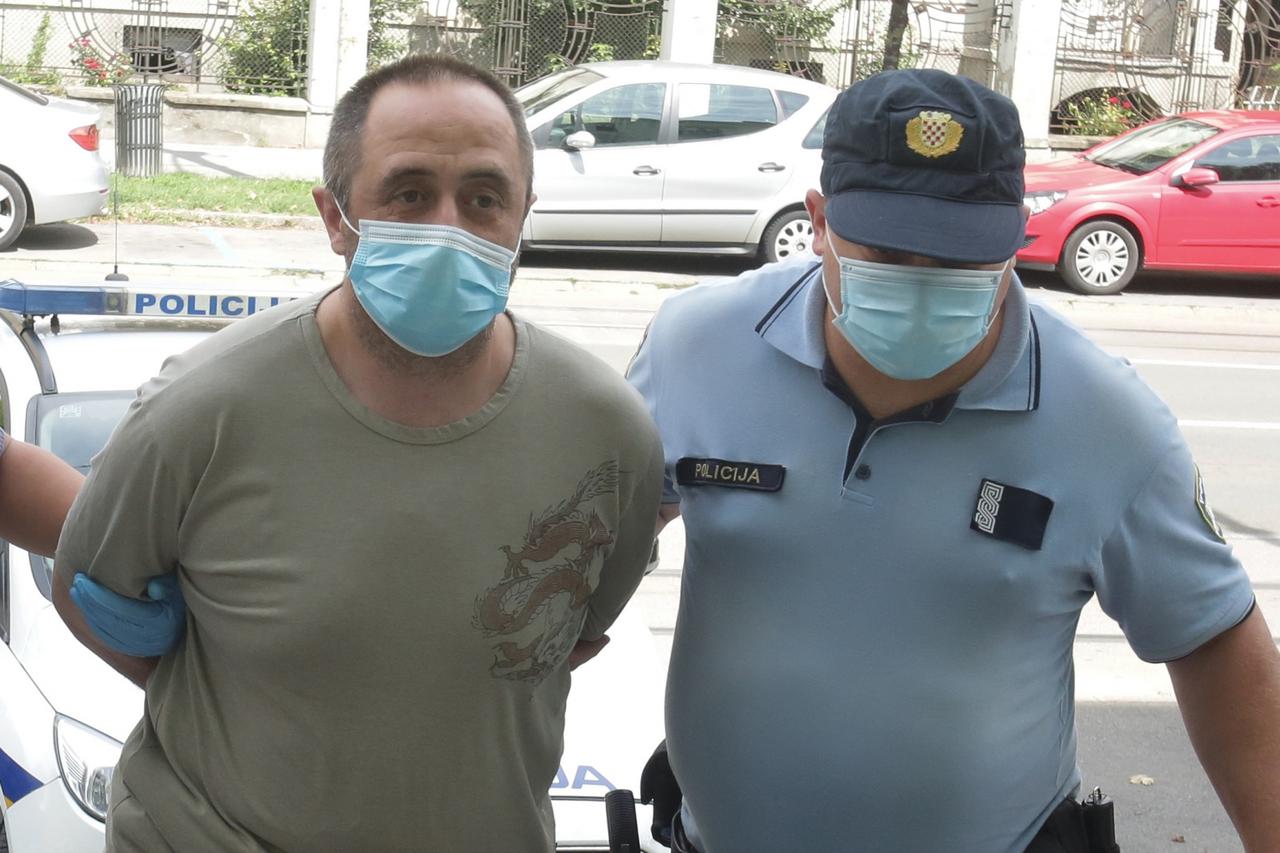Osijek: Provođenje muškarca osumnjičenog da je odvijačem izbo dječaka i djevojčicu