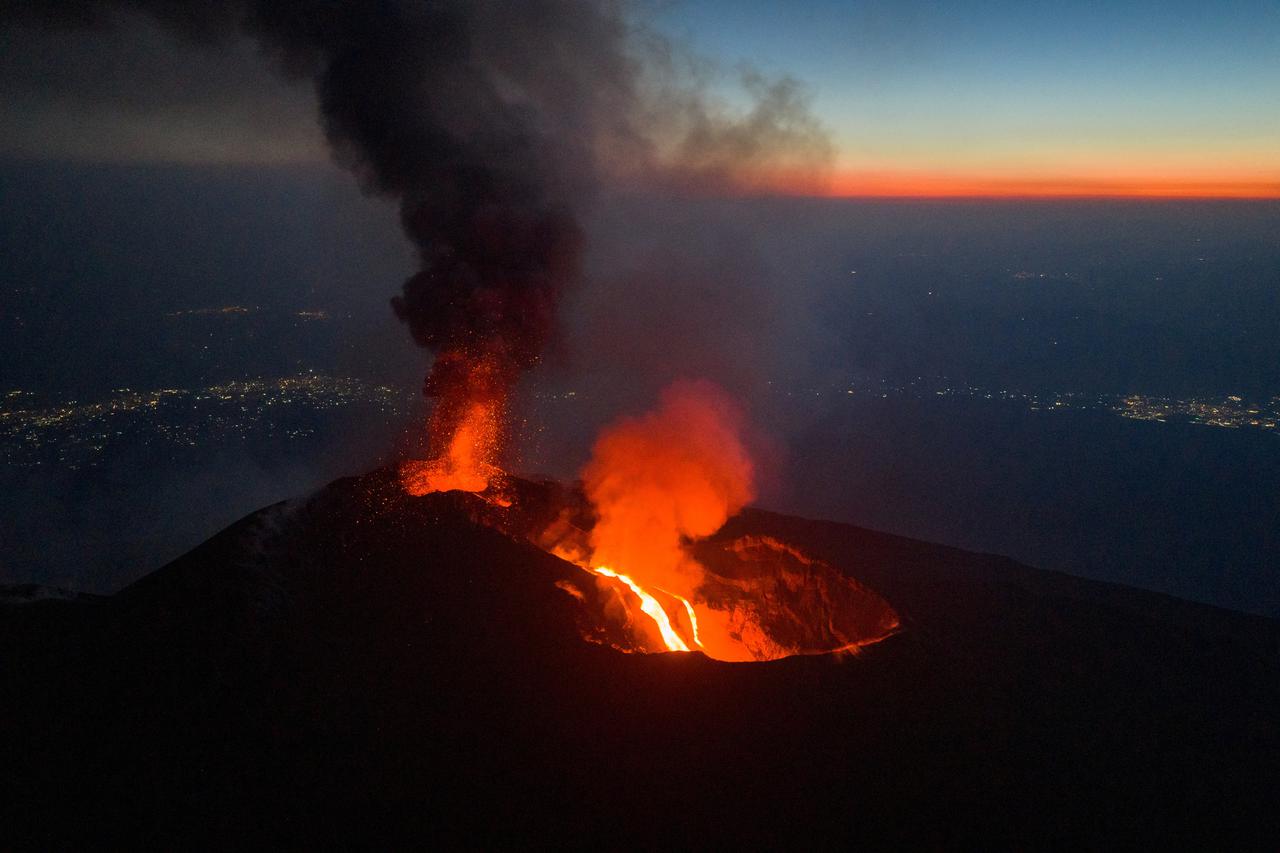 Mount Etna eruption disrupts Sicily air travel as hundreds of flights are cancelled or rerouted