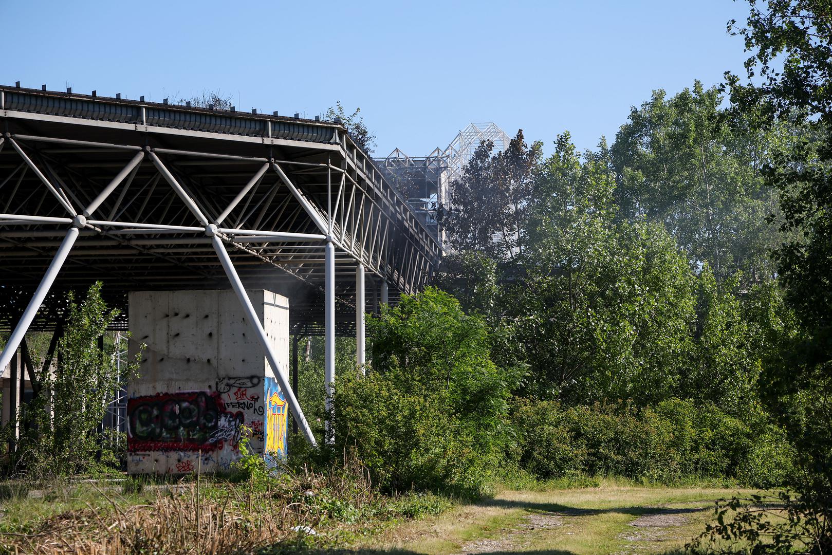 Požar je gasilo 129 vatrogasaca s 37 vozila, stihija je zahvatila oko 1600 kvadrata objekta, a temperatura je dosegla čak 1500°C. Građanima je stiglo upozorenje da se ne približavaju požaru te da zatvore prozore. 