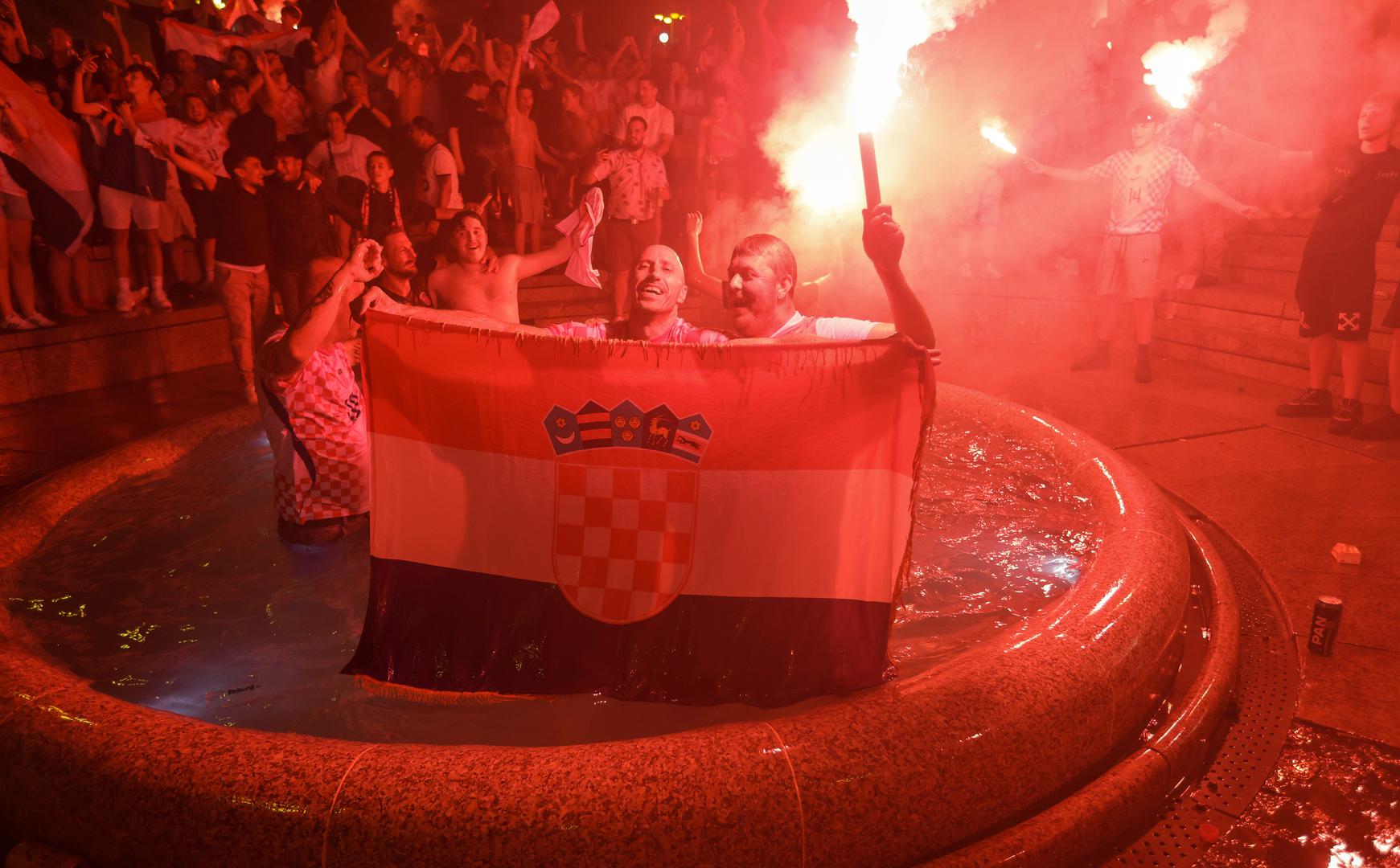 Slične scene zabilježene su i u drugim većim hrvatskim gradovima. Na riječkom Korzu i splitskoj Rivi kafići su radili punim kapacitetom, a navijači su svaki prekršaj i akciju pratili s velikom pozornošću.
