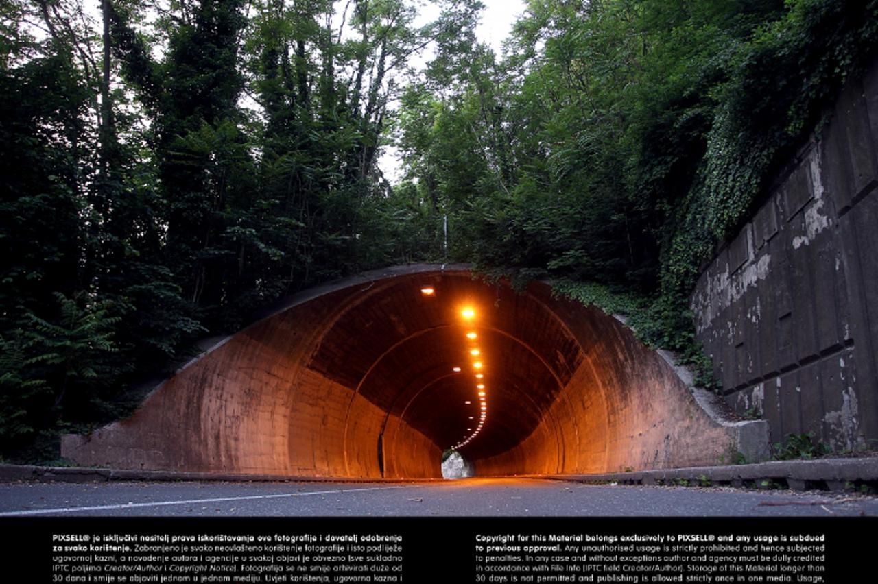 '03.06.2013., Zagreb - Zbog sanacije odrona kamenja tunel na Aleji Bologne od Podsuseda prema Zapresicu zatvoren je za sav promet vec mjesecima, medjutim tunel je i dalje cijeli dan osvjetljen. Promet