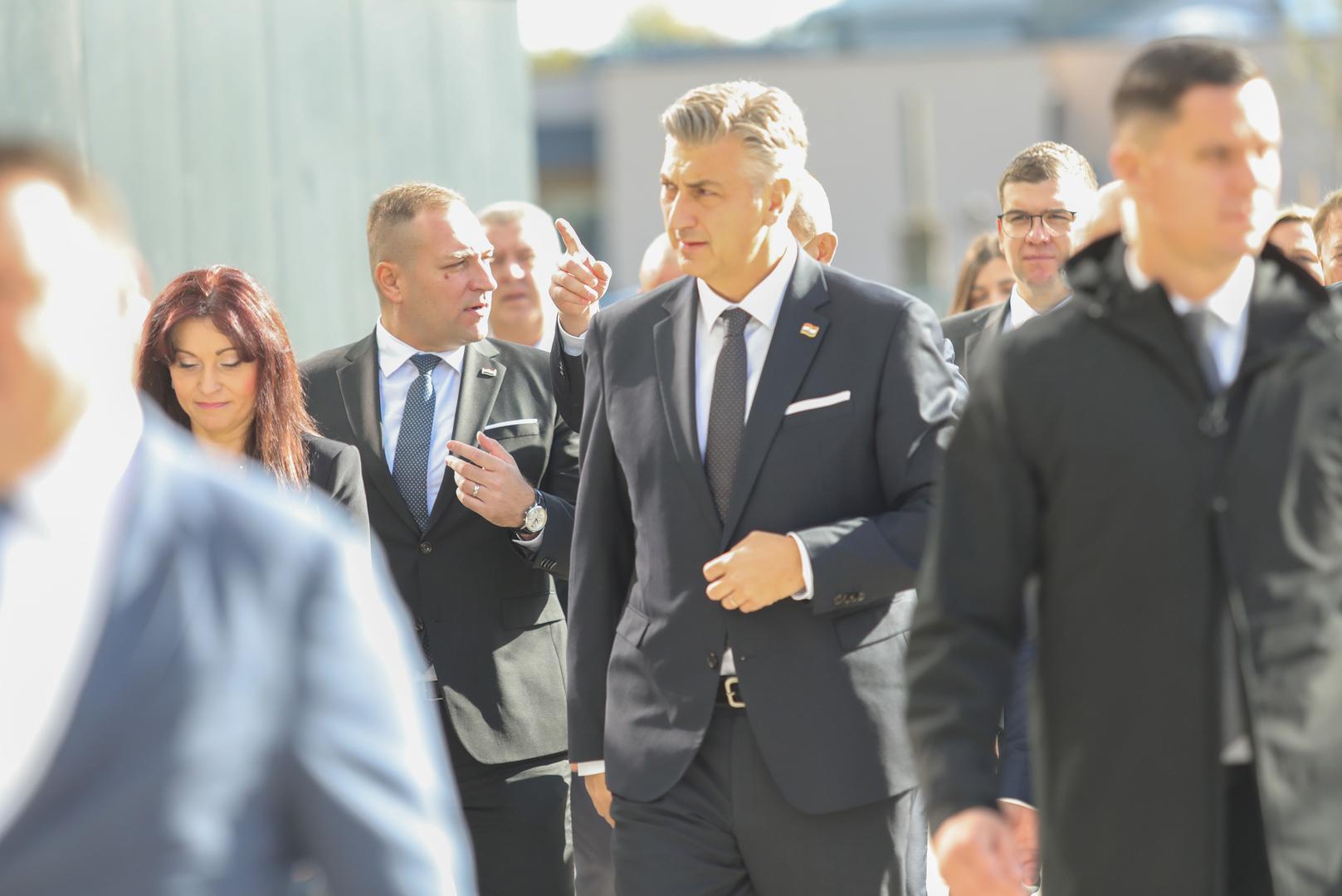 Tijekom posjeta Osječko-baranjskoj županiji premijer Plenković u Osijeku će s predstavnicima nadležnih službi održati sastanak o problematici suzbijaja afričke svinjske kuga, a potom u Baranji nazočiti svečanosti obilježavanja izgradnje autoceste A5.