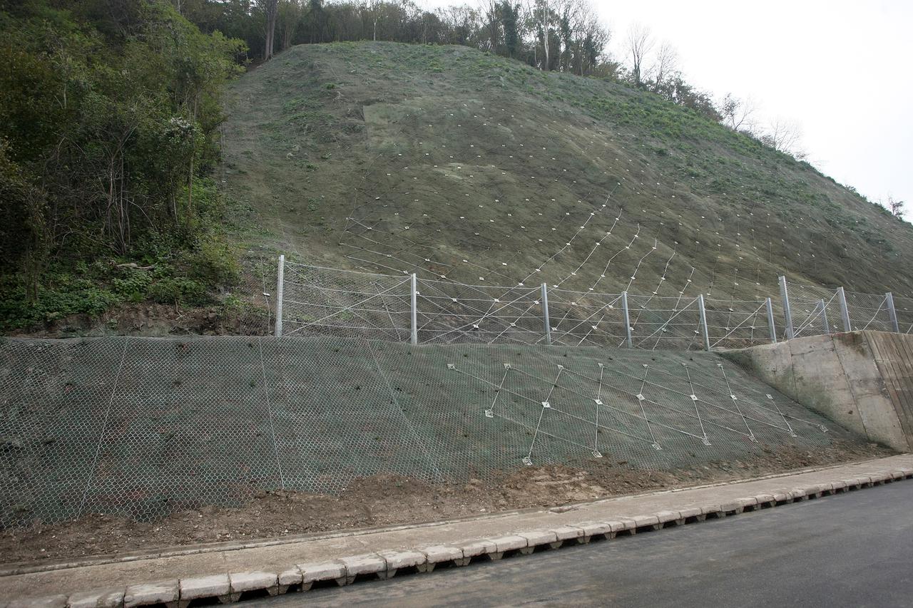 31.10.2014., Zagreb - Dogradonacelnica Sandra Svaljek obisla zavrsene radove na stabilizaciji klizista na Aleji grada Bologne. Nakon obilaska klizista u promet je pustena zatvorena cesta u smjeru Zapresica.  Photo: Luka Stanzl/PIXSELL