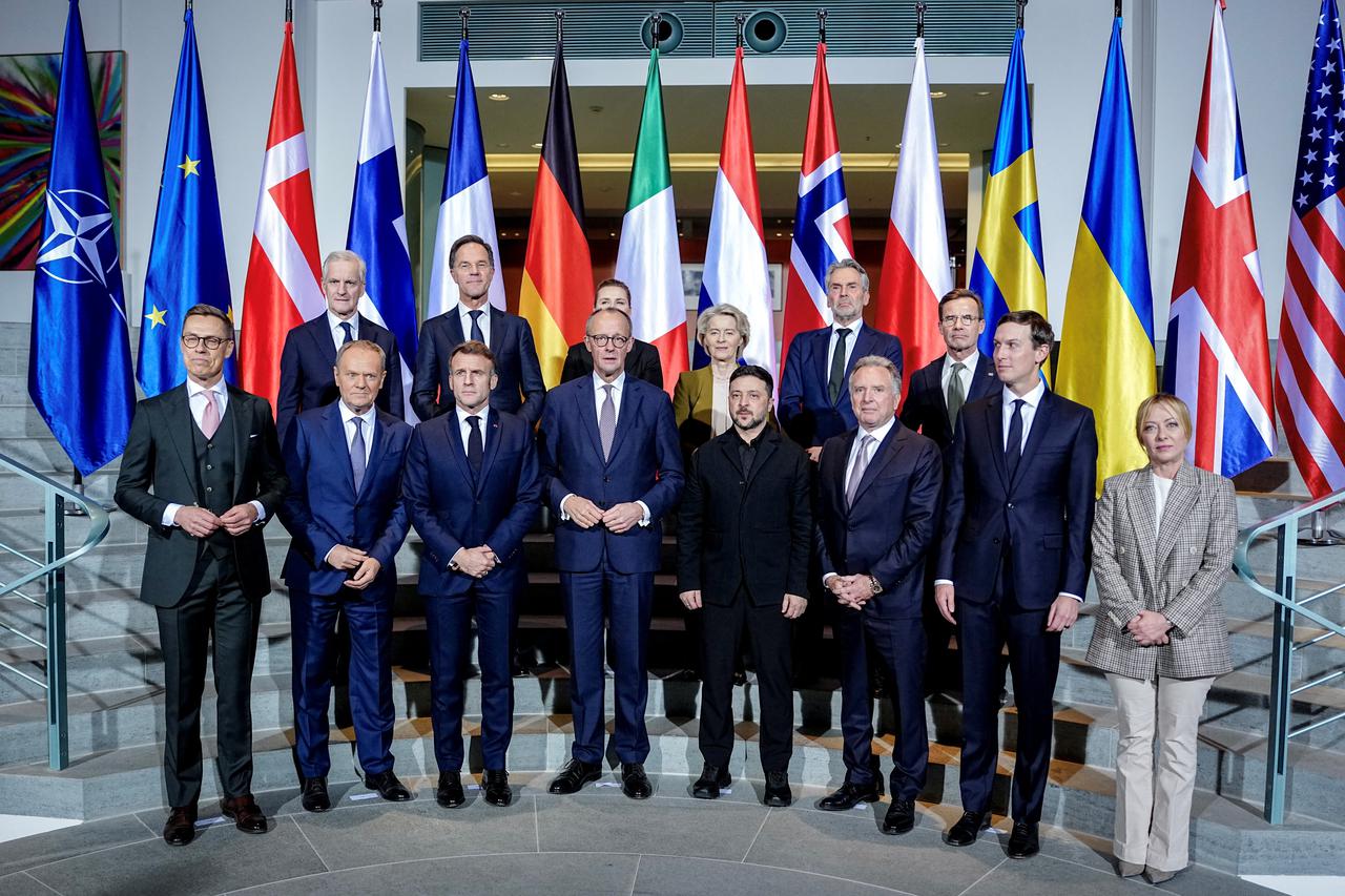 Meeting with European heads of state and government, together with representatives of the EU and NATO, at the Chancellery in Berlin