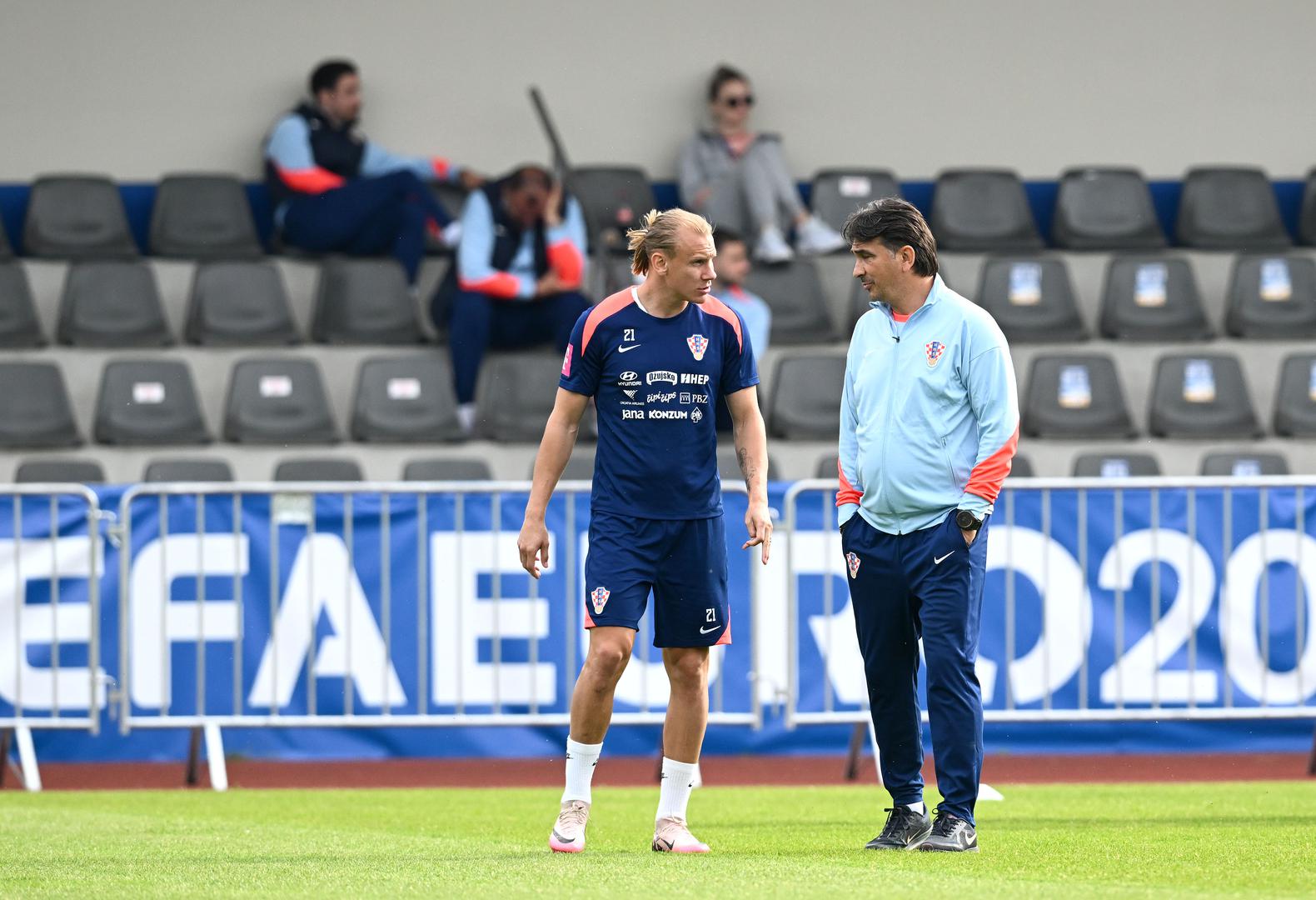 Izbornik Dalić na treningu je isprobavao razne kombinacije za dvoboj protiv Italije, a vidjeli smo i njegov razgovor s Domagojem Vidom.