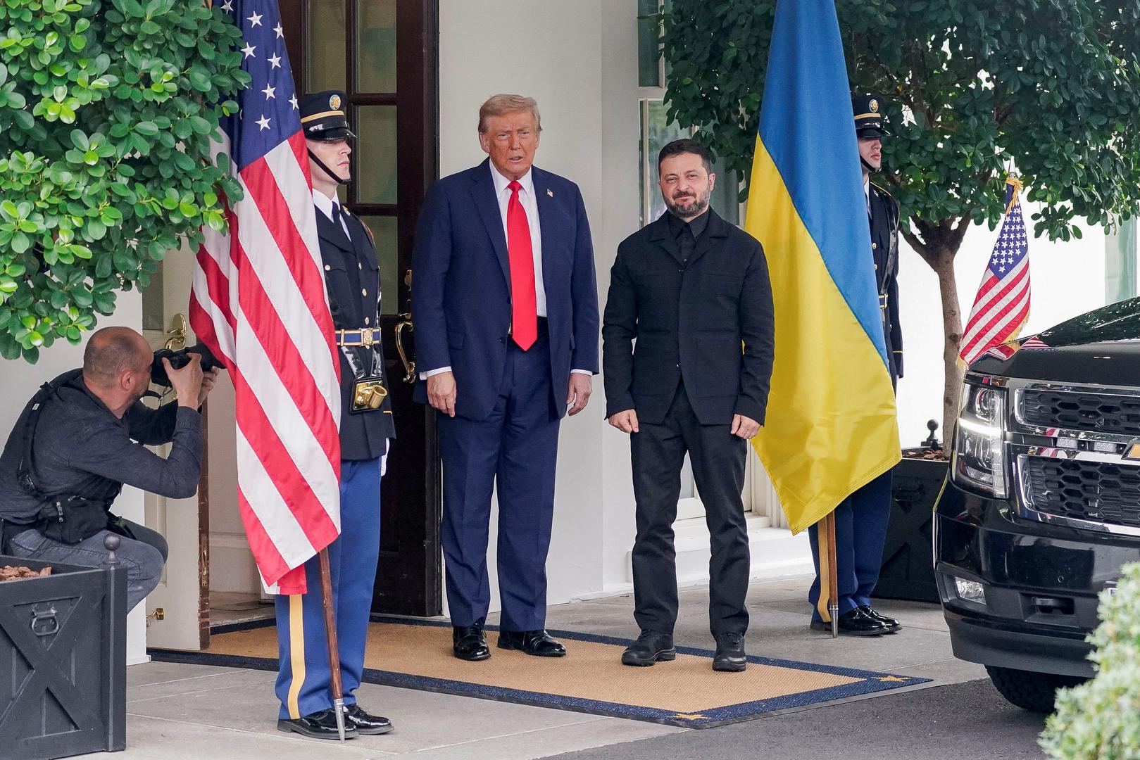 „Ovog puta predsjednik će imati odijelo, ali će ono i dalje zadržati vojni karakter i poruku: on je čelnik države koja je u ratu,” objasnila je za Politico Elvira Gasanova, jedna od njegovih dizajnerica koji stoji iza Zelenskijevih prepoznatljivih javnih izdanja.