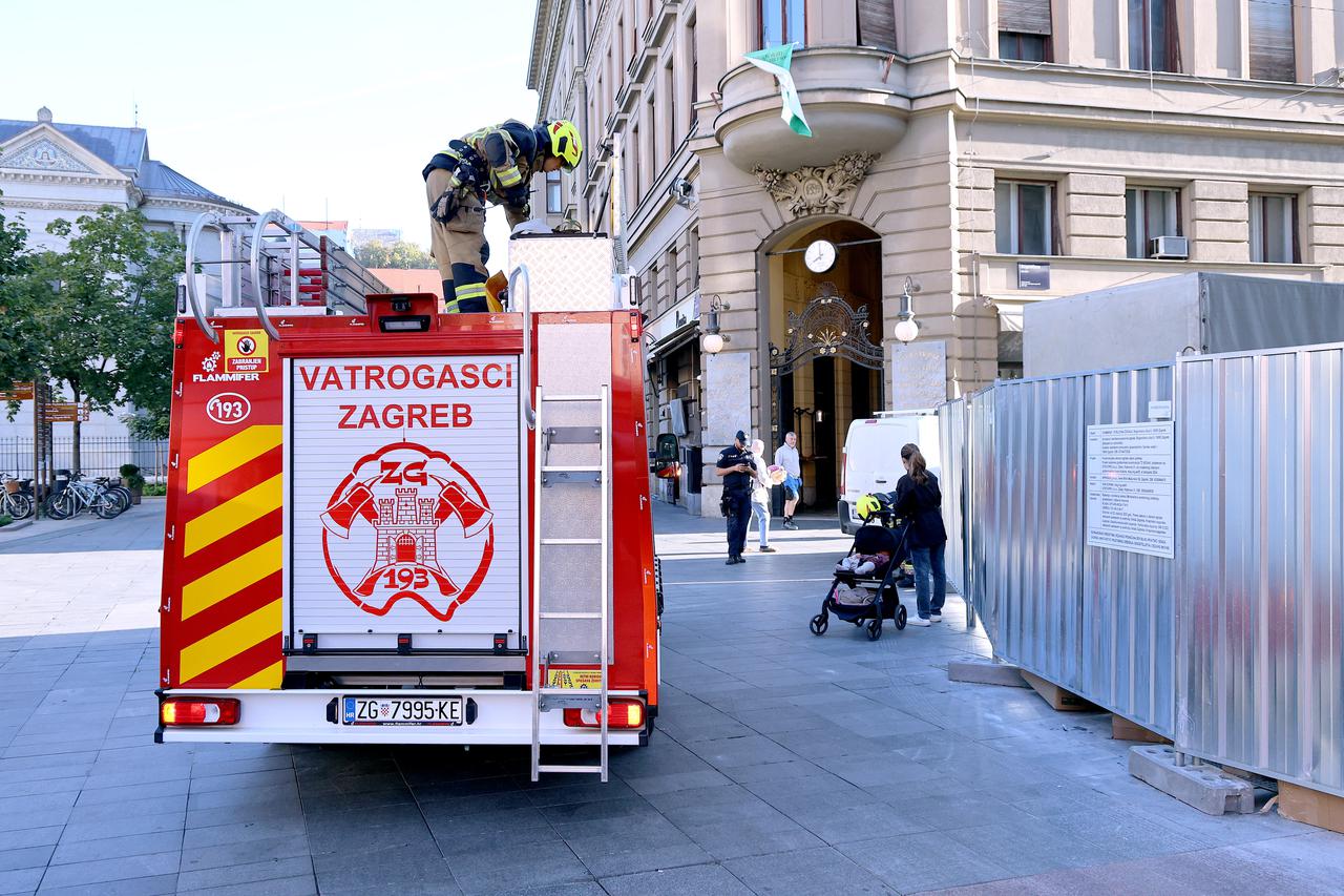 Zagreb: Vatrogasci pokušali izvaditi prsten iz šahta na Cvjetnom
