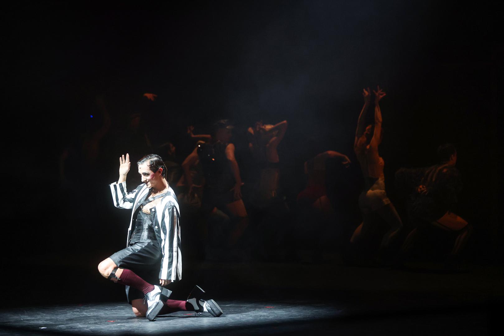 “Cabaret pleše na rubu između svjetla i tame, smijeha i tragedije, slobode i propasti. On mora biti istodobno i jedno i drugo. Cabaret počiva na toj ravnoteži. Bez tog kontrasta ne postoje prave emocije” kazao je Mujić