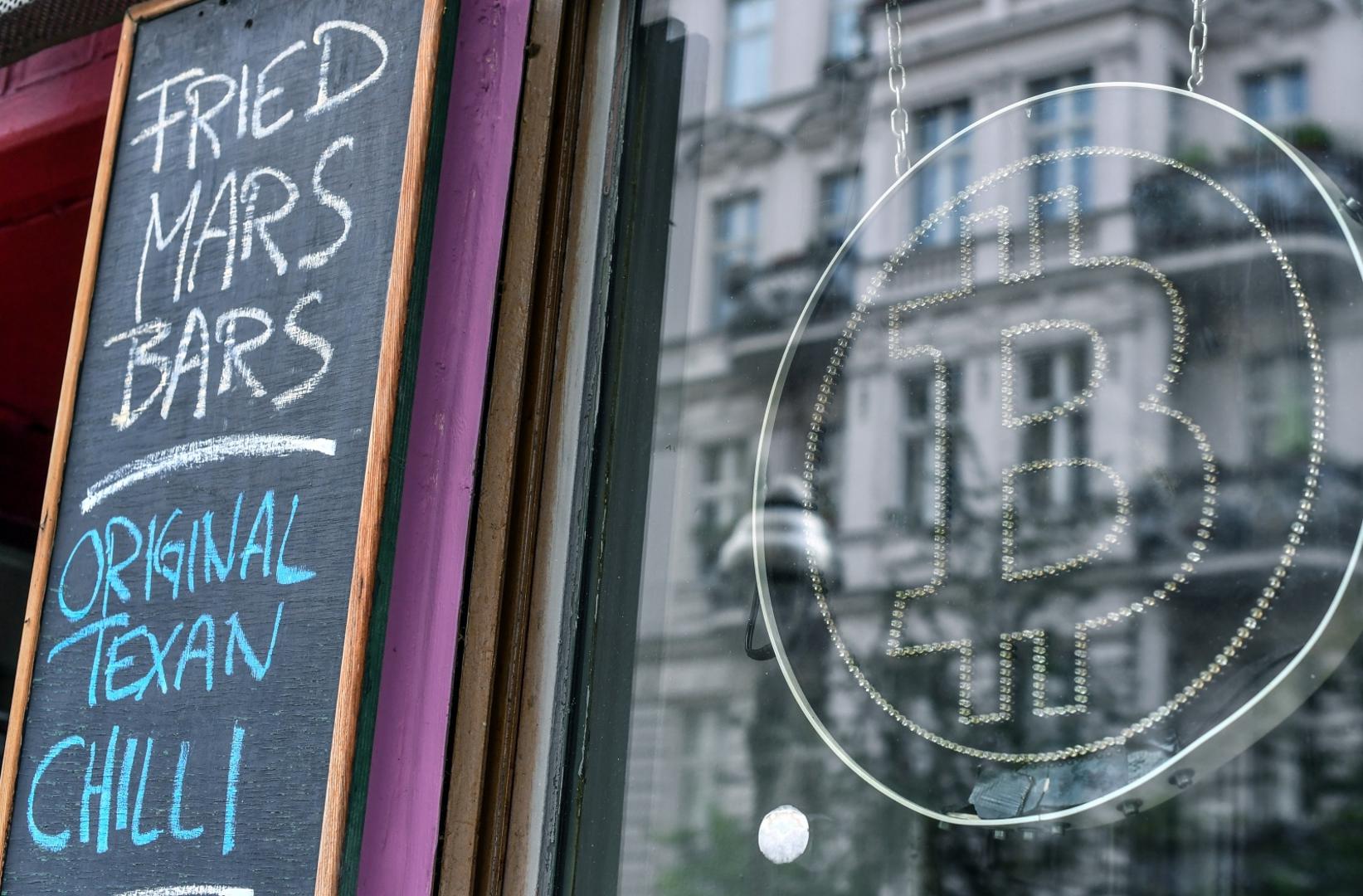 Amerikanci su izračunali da rudarenje bitcoina troši više električne energije nego 12 saveznih država zajedno: Aljaska, Havaji, Idaho, Maine, Montana, New Hampshire, Novi Meksiko, Sjeverna Dakota, Rhode Island, Južna Dakota, Vermont i Wyoming.