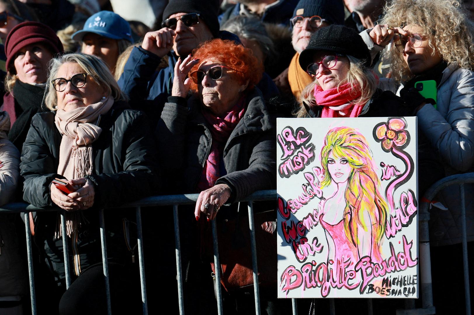 "Za mene je Brigitte Bardot utjelovljenje Francuske", rekla je pjevačica Mireille Mathieu (79) koja je pjevala na glumičinu pogrebu. "Bila je najljepša žena na svijetu", rekla je Mathieu novinarima prije nego što je ušla u crkvu, ističući "slobodu koju je Bardot iskazivala i hrabrost da javno kaže što misli".