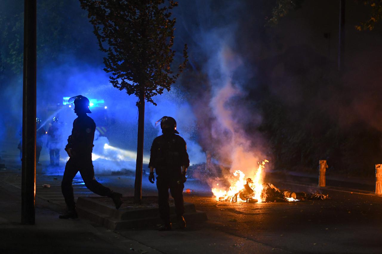 Francuska zbog nereda rasporedila 45.000 policajaca i oklopna vozila