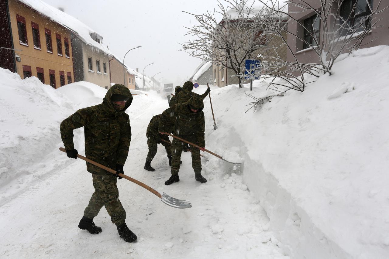 Delnice: Hrvatska vojska pomaže u čišćenju snijega