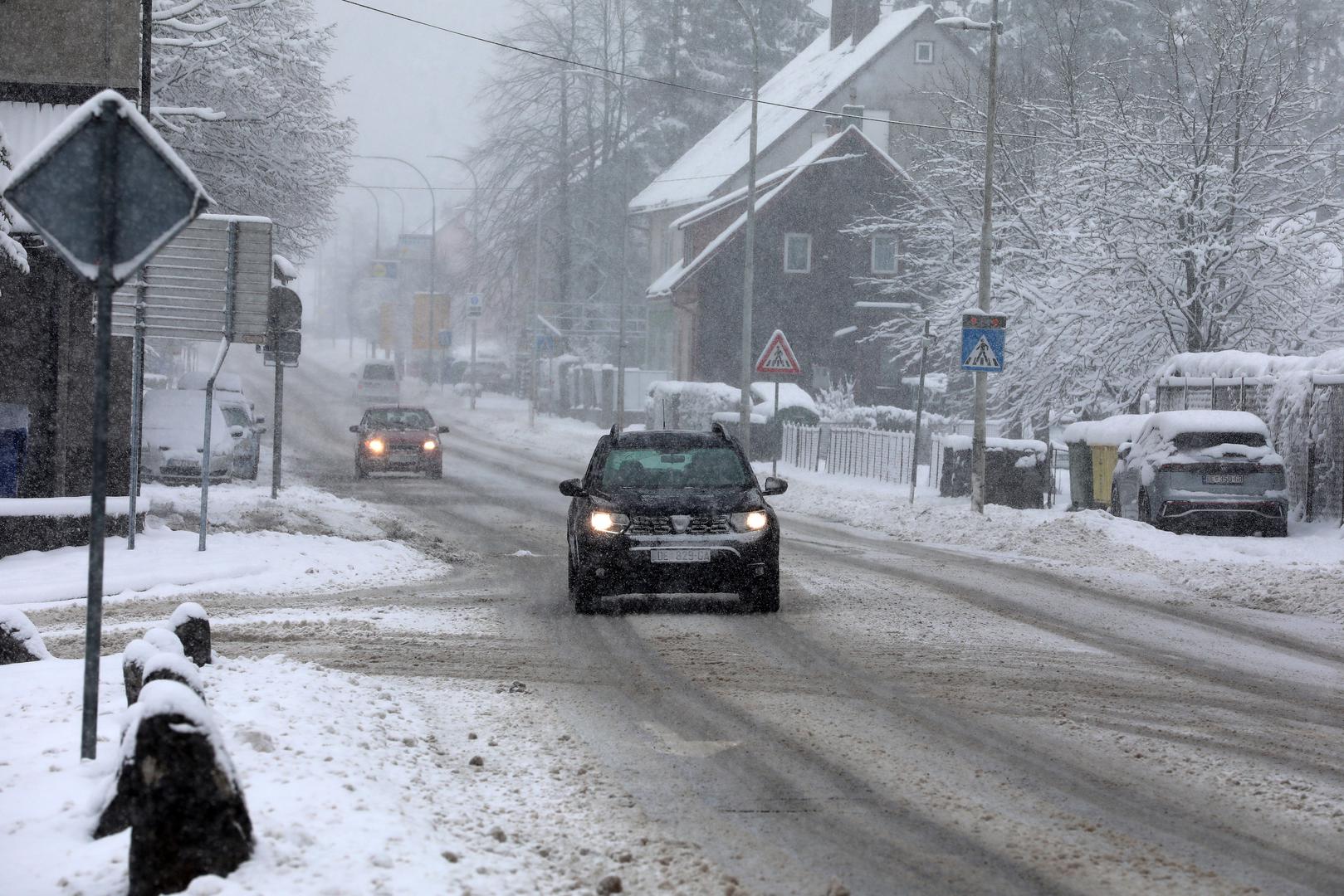 Vozačima savjetuju da prilagode brzinu i način vožnje uvjetima na cestama i na put ne kreću bez zimske opreme.