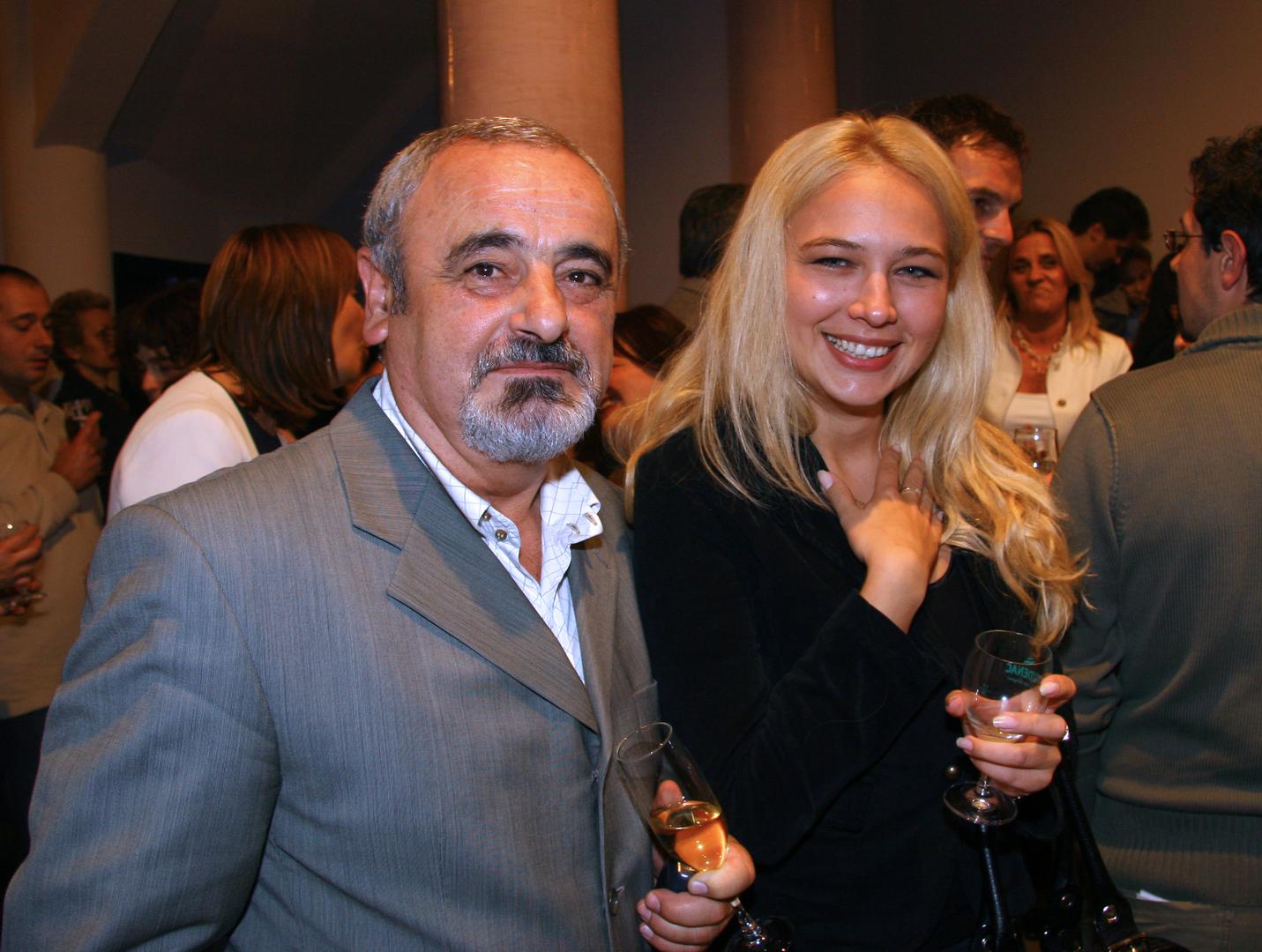 Arhivske fotografije svjedoče o njenoj pojavi na danima vjenčanja 2006., gdje je blistala u vjenčanici, a njena kosa i tada nije ostala nezapažena. 