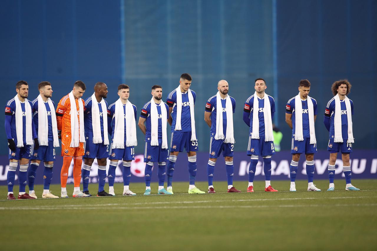 Nogometaši Dinama i Istre na teren izašli u bijelim šalovima u čast Ćiri Blaževiću