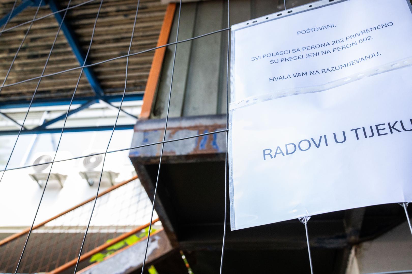 Krajem prošle godine Grad Zagreb raspisao je natječaj za sanaciju nadstrešnice i čeličnih zatega vrijedan 280 tisuća eura bez PDV-a, nakon što je tehnički pregled pokazao ozbiljna oštećenja konstrukcije. U dokumentaciji se spominjala uznapredovala korozija, ljuštenje čelika i oštećenja nosivih elemenata nadstrešnice duge 65 metara.
