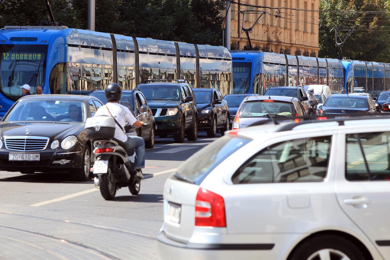 Zagreb: Na križanju Maksimirske i Domjani?eve došlo je do zastoja tramvaja