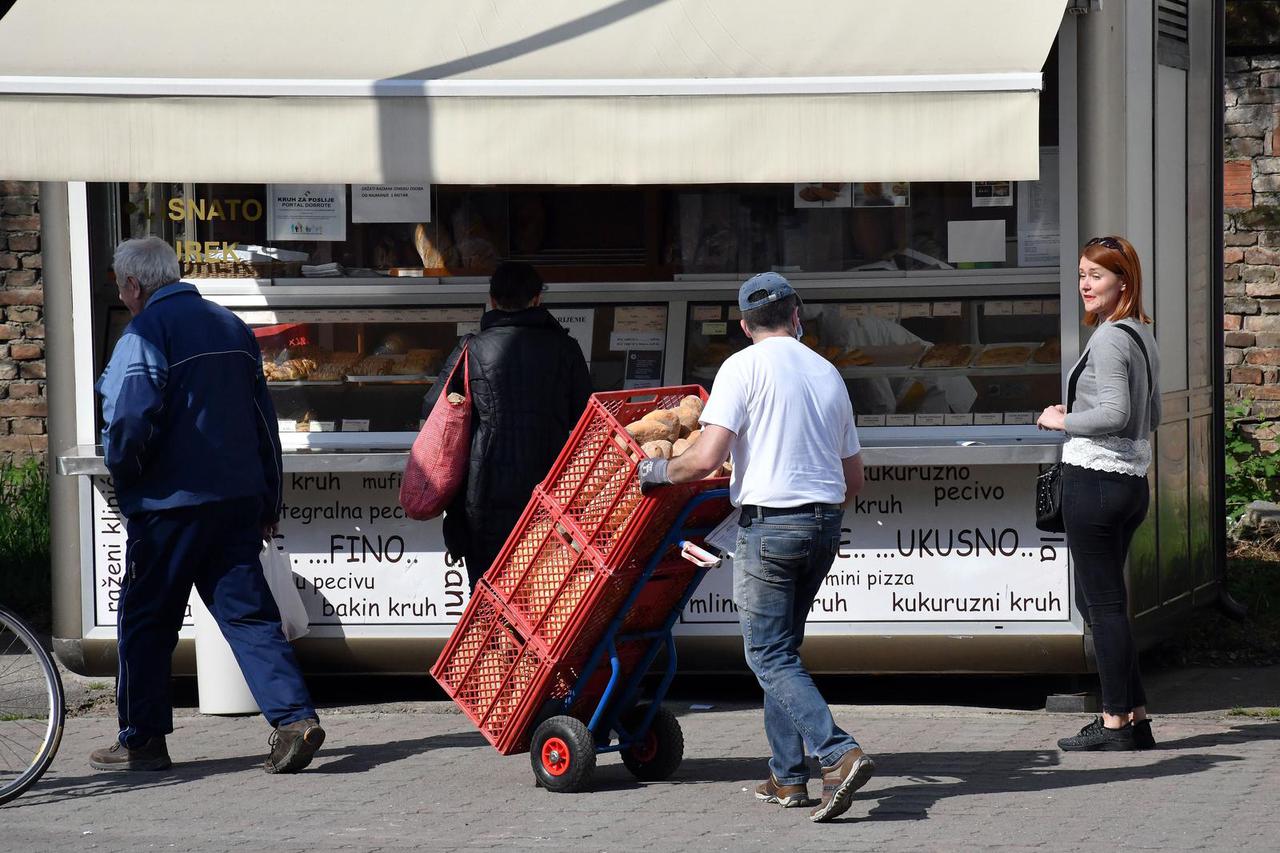 Slavonski Brod: Građani poštuju sigurnosni razmak prilikom kupnje kruha u pekarama
