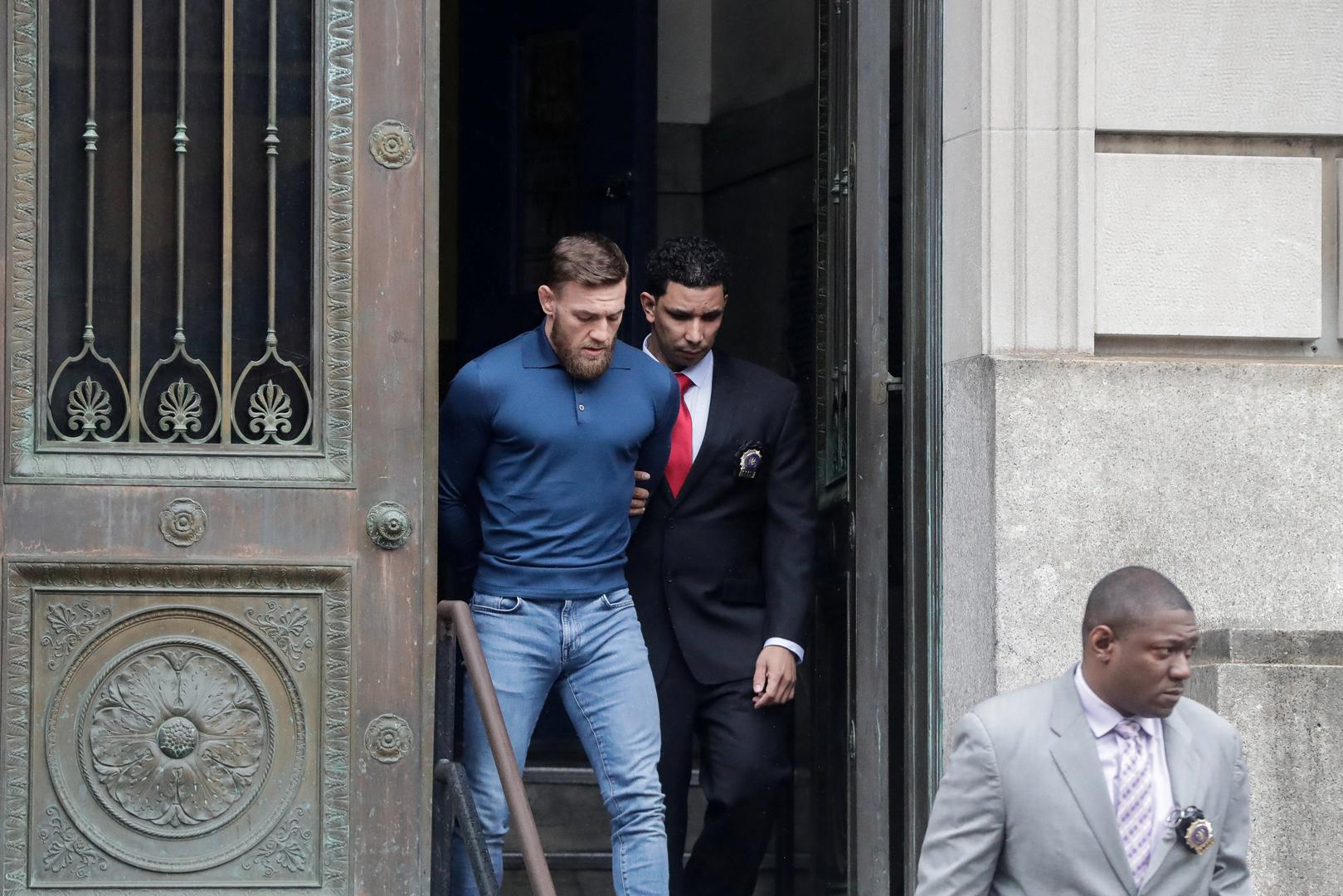 Podsjećamo, McGregor se s društvom pojavio u dvorani te je pokušao doći do boraca koji su netom završili medijsko druženje. Letjele su i stolice, a nekoliko je ljudi ozlijeđeno.