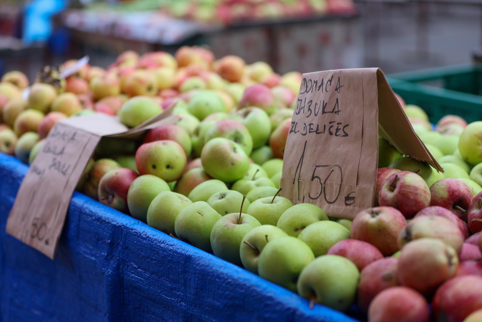 Jabuka isto ima, pa se tako na nekim mjestima kilogram prodaje za euro i pol, dok drugdje cijena doseže i dva i pol eura. 