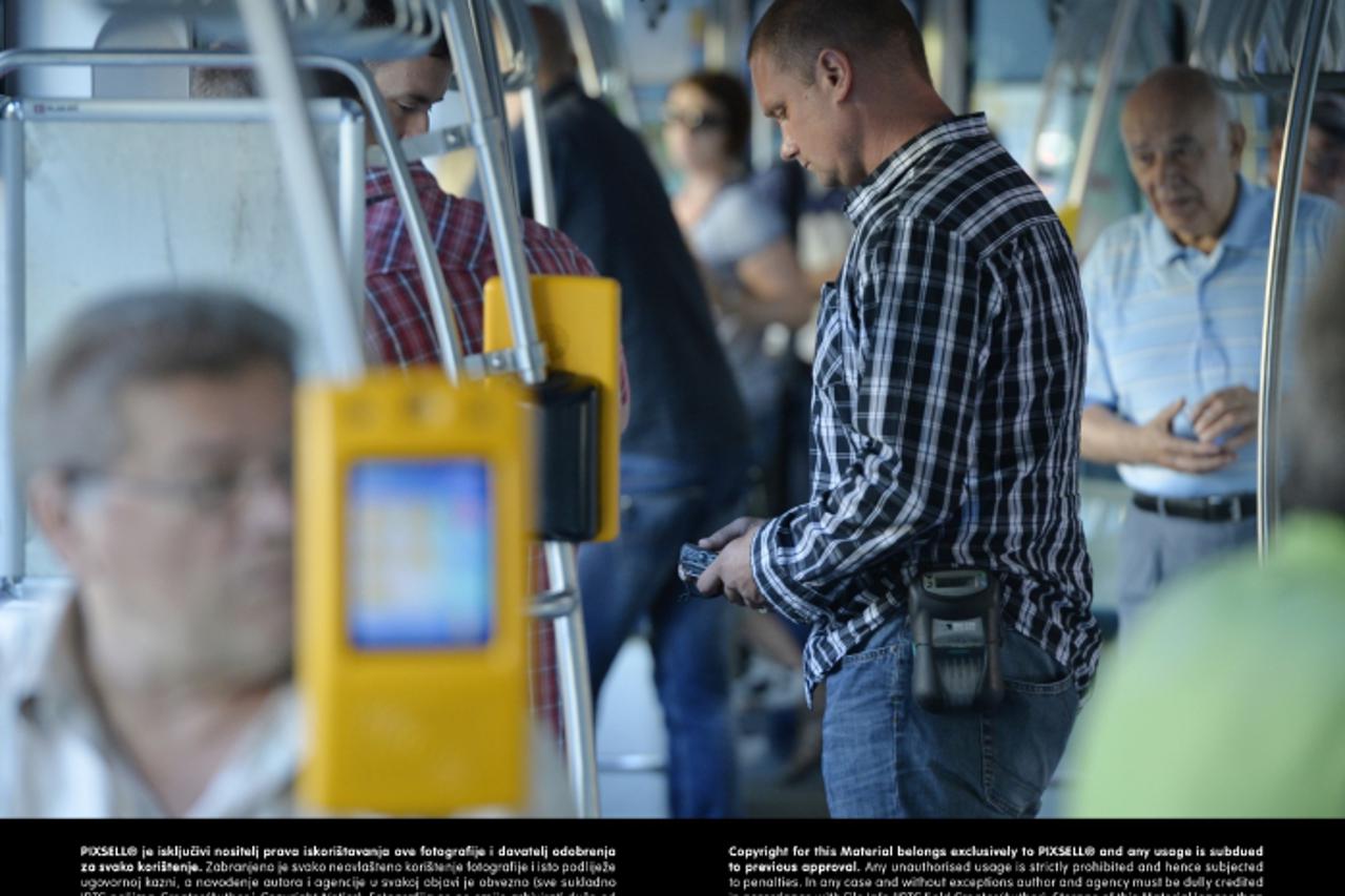 '01.08.2013., Zagreb - Od danas u javnom gradskom prijevozu ukinuto je placanje prijevoznih karti putem mobilnih uredjaja, te je pojacana kontrola karata. Razlog je ispitivanje novog sustava za mobiln