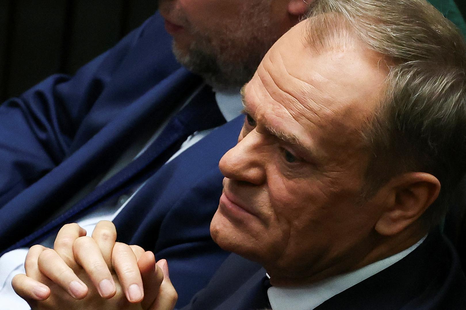 Dva desetljeća dva su čovjeka vodila bitku za dušu Poljske. U plavom kutu, boreći se za demokratsku, modernu, europsku viziju budućnosti stajao je Donald Tusk, a u crvenom kutu, tradicionalist, katolički konzervativac i nacionalist Jarosław Kaczyński. 