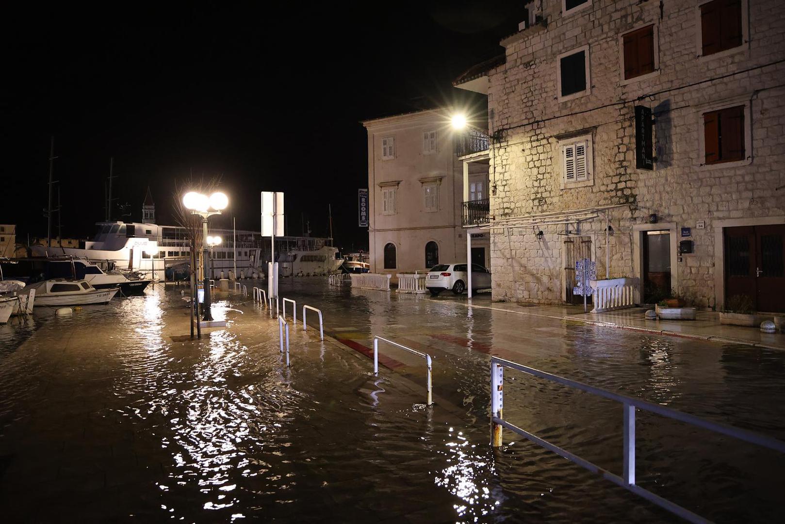 Najizloženija su Donja Kaštela, gdje se snažni valovi lome o obalne zidove
