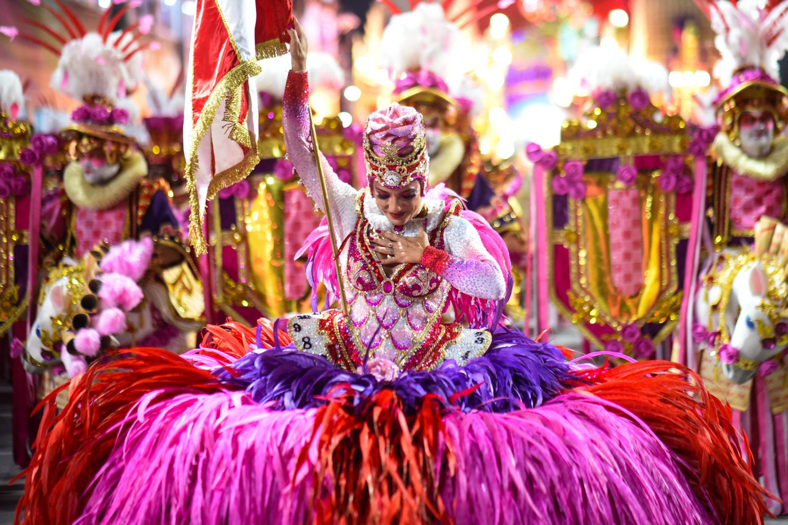 Najveći i najpoznatiji karneval na svijetu ponovno očarava milijune ljudi. Karneval u Rio de Janeiru 2026. održava se od 13. do 21. veljače i pruža nezaboravno iskustvo ispunjeno živopisnim povorkama, električnim ritmovima sambe i kulturnom gozbom kakva nema premca. 