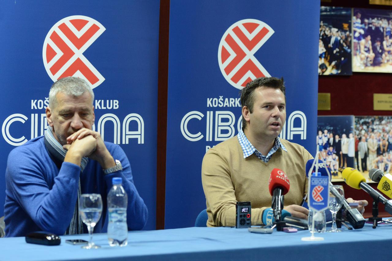 28.10.2014., Zagreb - Konferencija za medije na temu otvaranja postupka predstecajne nagodbe KK Cibona. Aleksandar Petrovic, Domagoj Cavlovic.  Photo: Marko Lukunic/PIXSELL