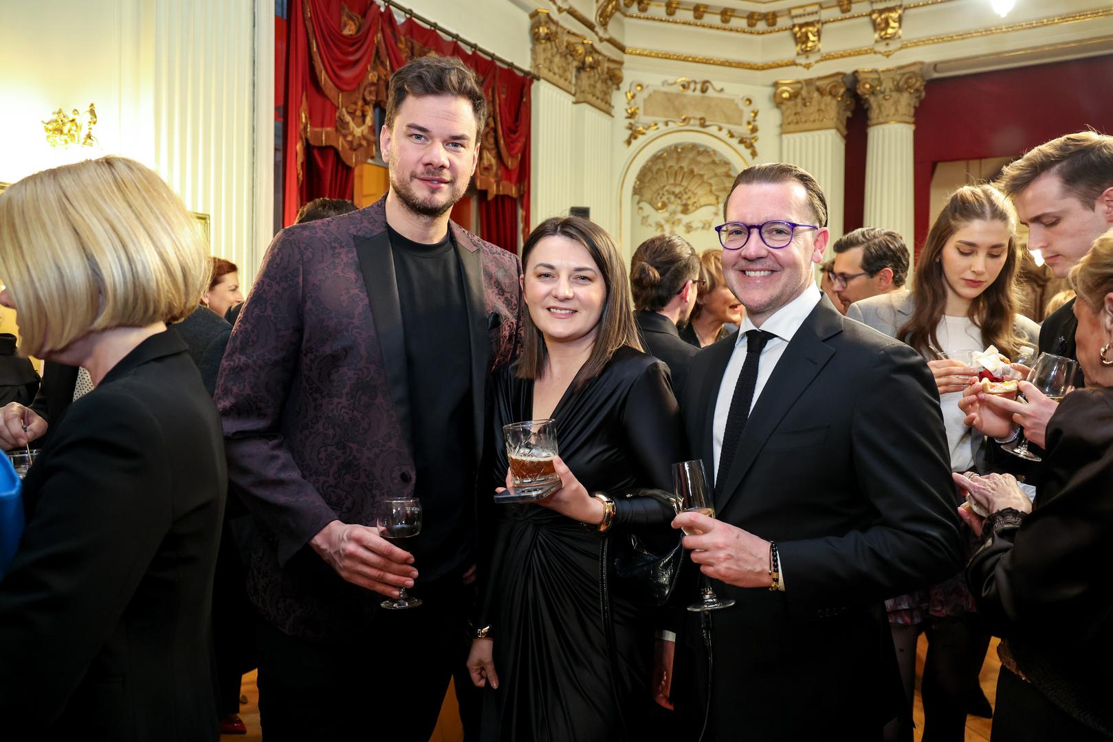 Nakon što laureati prime svoje statue, a kamere HRT-a završe prijenos uživo, osjeti se kolektivno opuštanje. Otpuštaju se zategnute kravate, slobodnije zanjišu večernje haljine, a atmosfera svečanosti HNK polako se transformira u energiju vrhunskog partyja. 