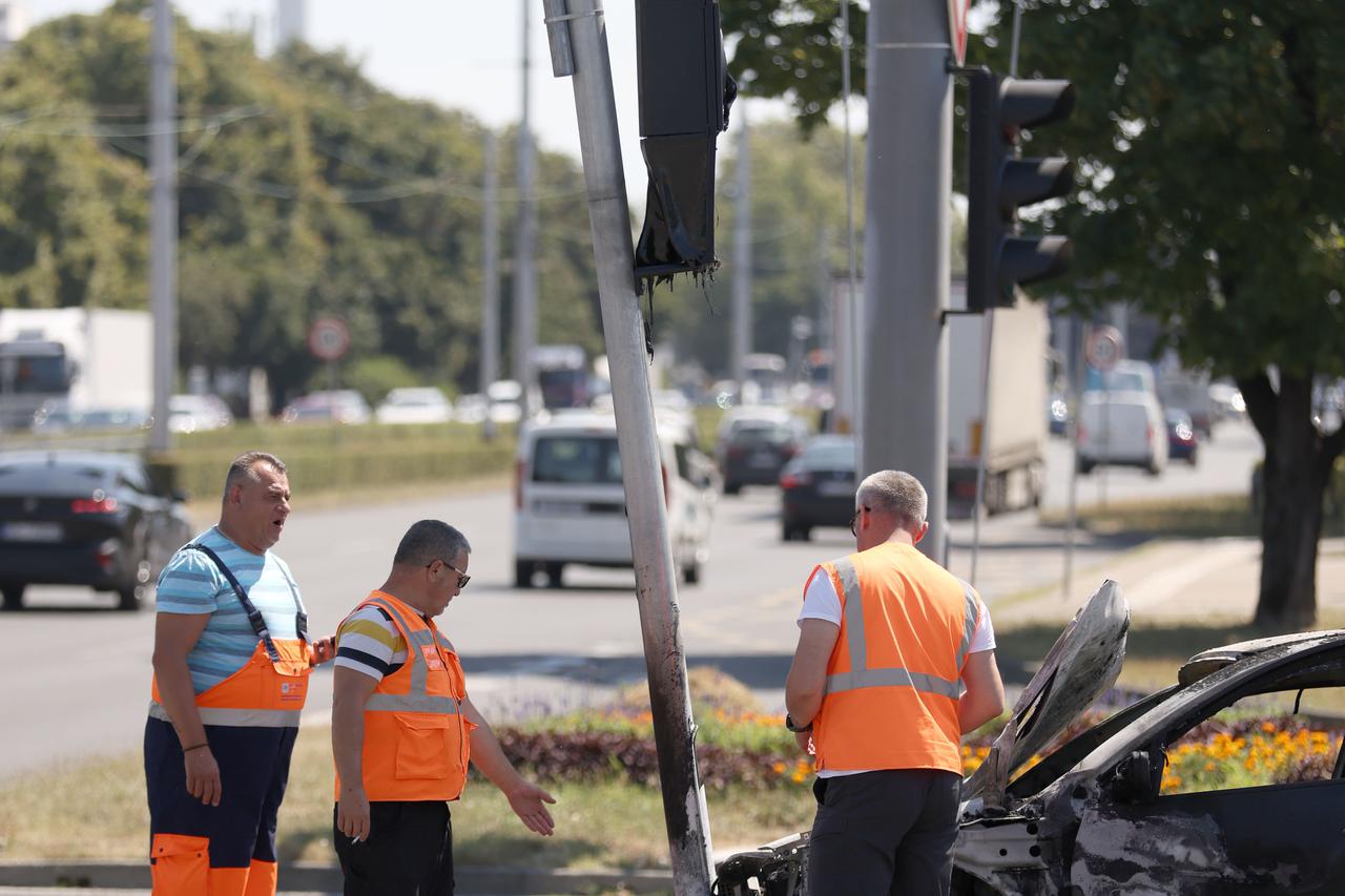 Buknuo automobil u Novom Zagrebu na raskrižju, zapalio se i semafor