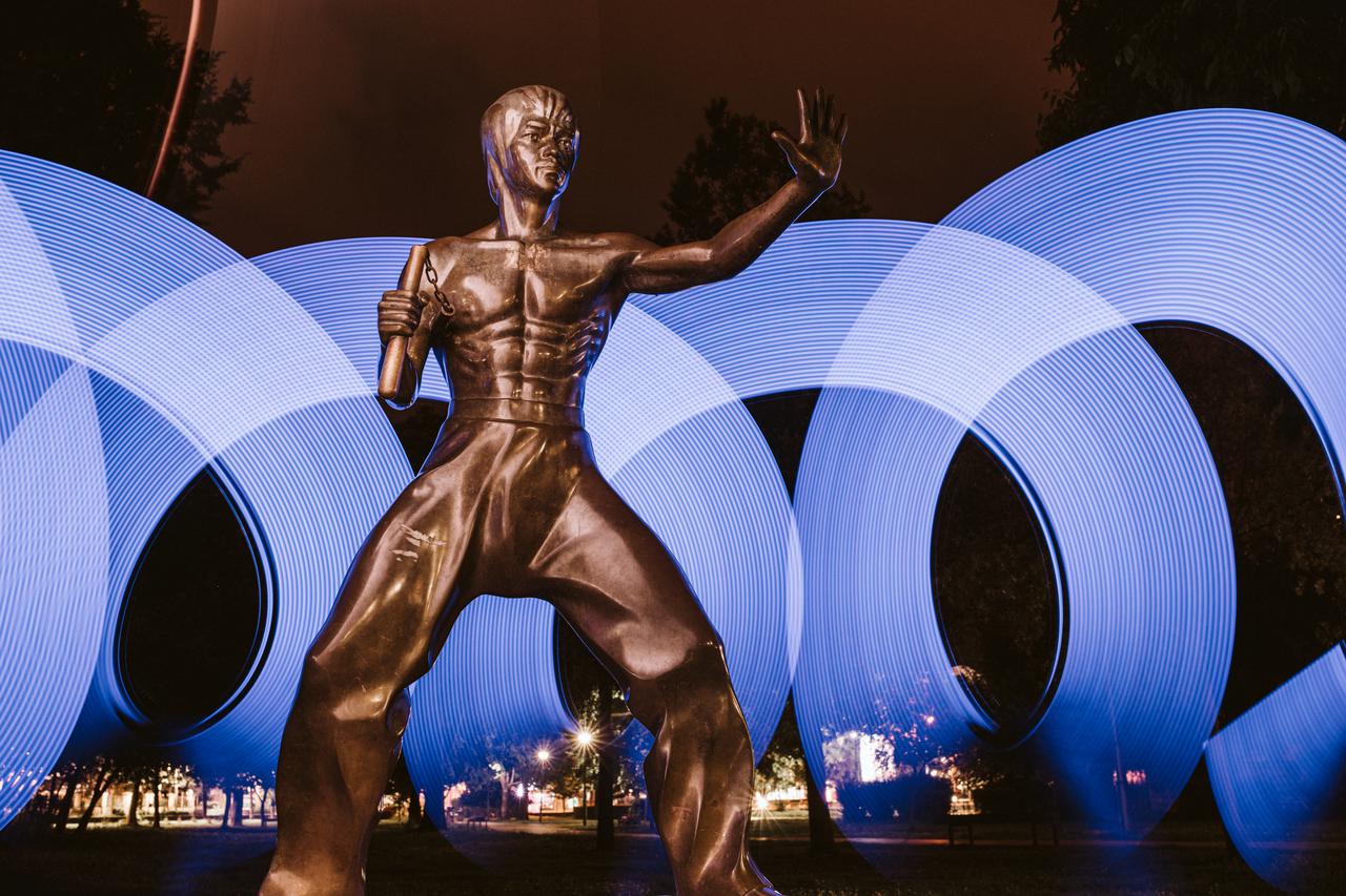 Spomenik Bruce Leeju u Mostaru