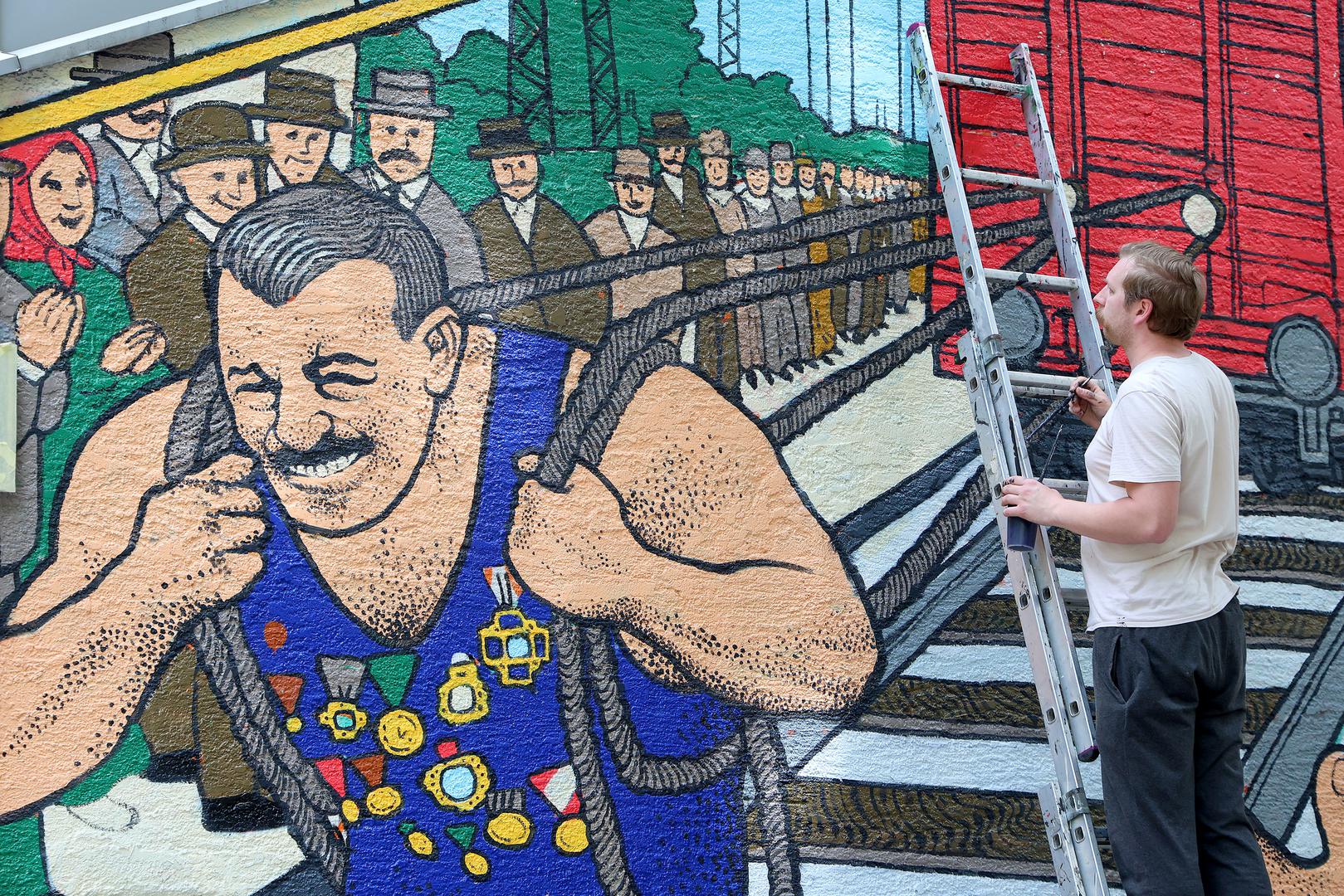 Mural je rad umjetnika, odnosno akademskog slikara Mislava Lešića, poznatijeg pod nadimkom Lord Čardak.