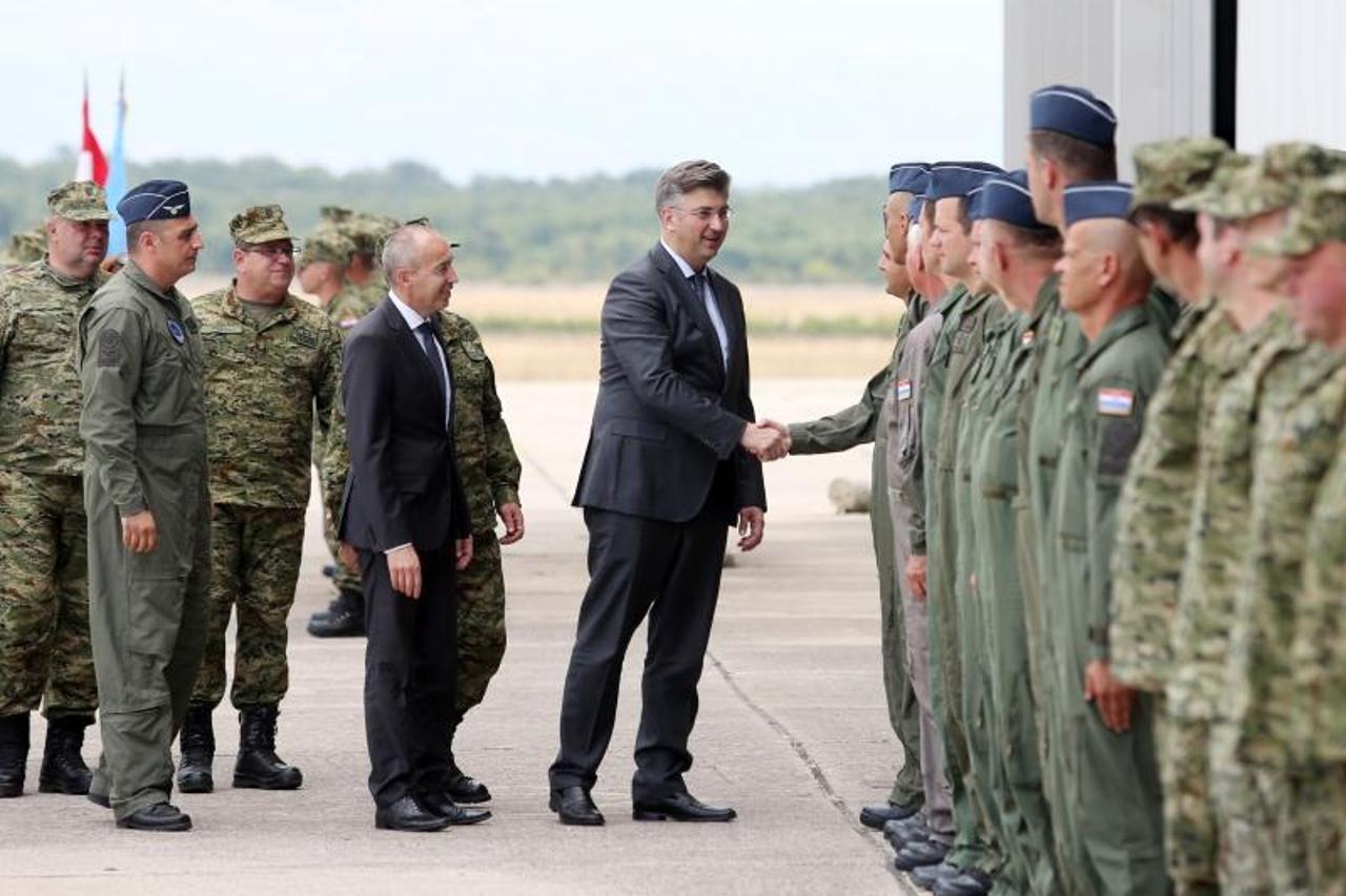 Plenković i Krstičević posjetili zračnu bazu Zemunik i protupožarnu eskadrilu