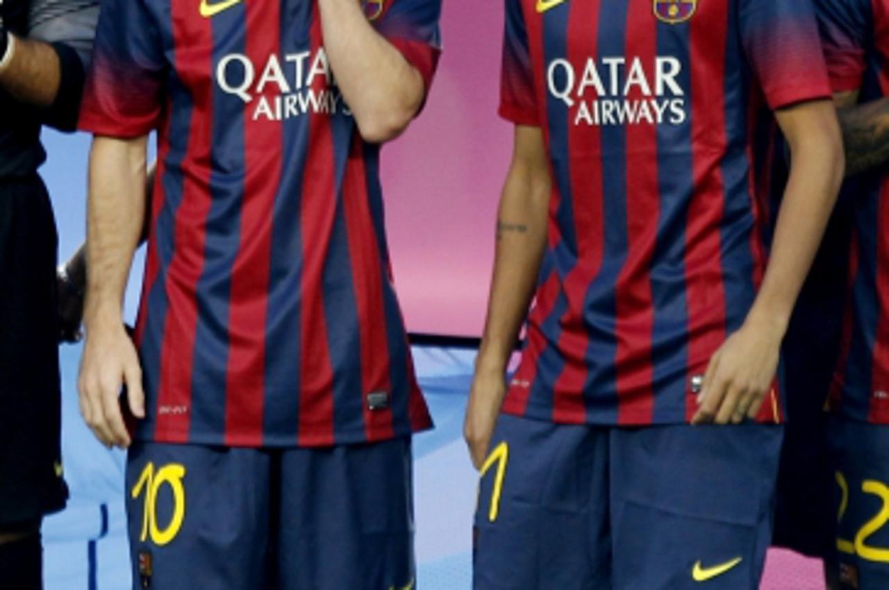 'Barcelona's Lionel Messi (L) gestures near his team mate Neymar before their Joan Gamper trophy soccer match against Santos at the Nou Camp in Barcelona August 2, 2013.    REUTERS/Gustau Nacarino (S