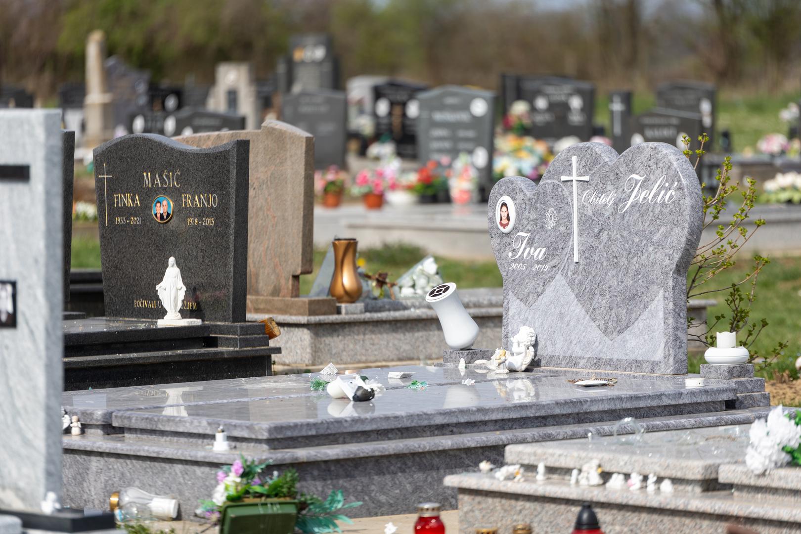 13.03.2024. Erdut - Vandali unistili 30tak grobova na katolickom groblju Photo: Borna jaksic/PIXSELL