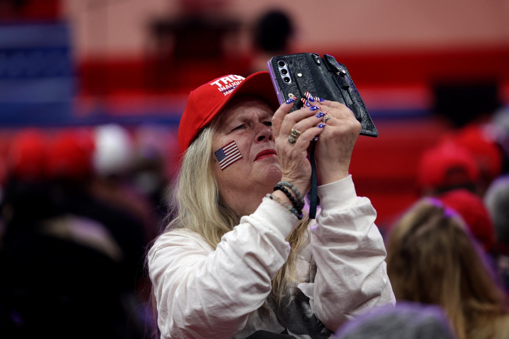 An attendee uses a phone inside Capital One arena ahead of an indoor rally on the day of the presidential inauguration of Donald Trump, in Washington, U.S. January 20, 2025. REUTERS/Mike Segar Photo: MIKE SEGAR/REUTERS