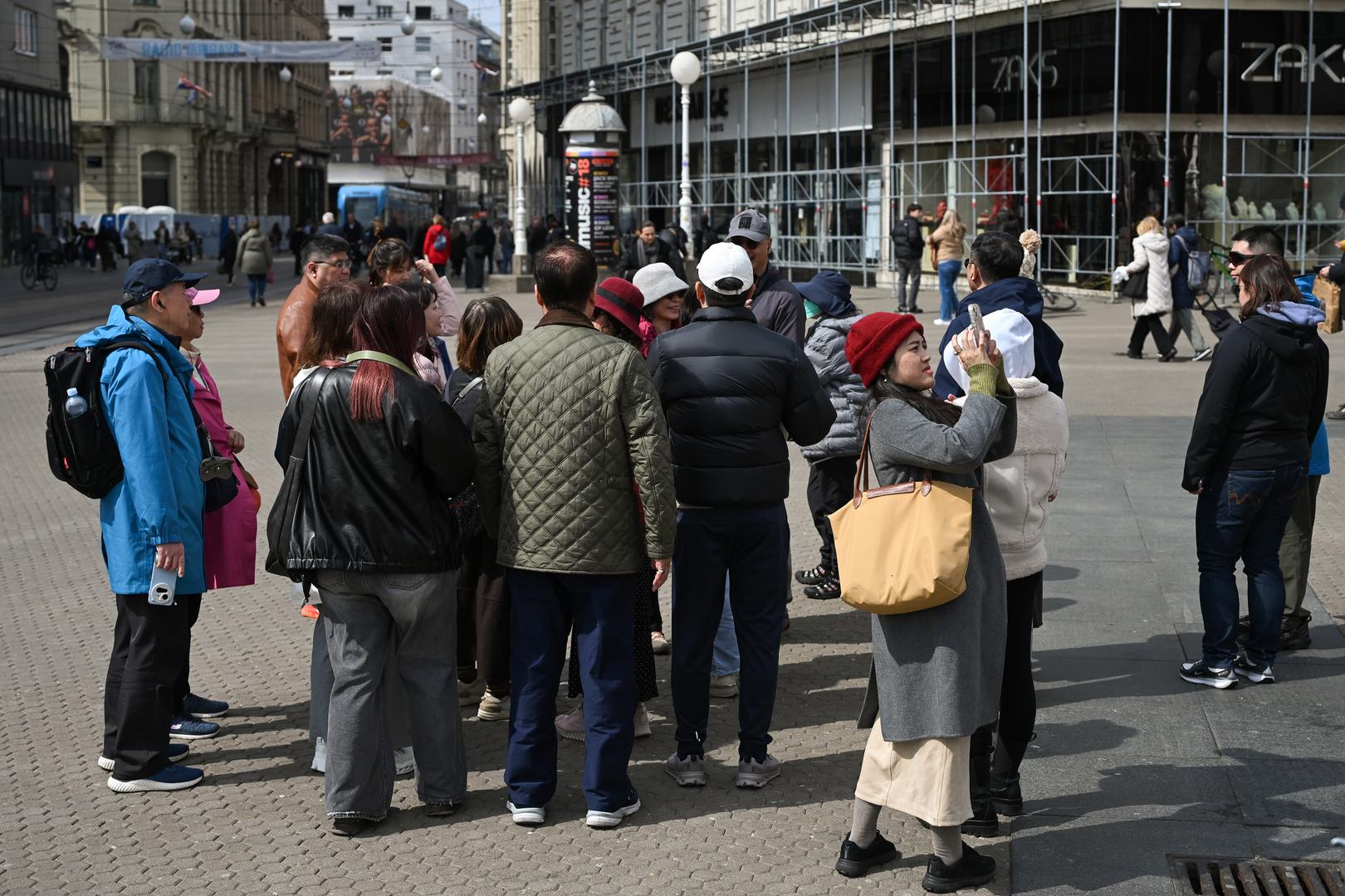 Turisti se u glavnom gradu mogu vidjeti od ranog proljeća do kasne jeseni, a ovih dana jasno je da ih najviše zanima jedno – upoznati grad i razgledati njegove znamenitosti. Prizori s gradskih ulica to i potvrđuju.