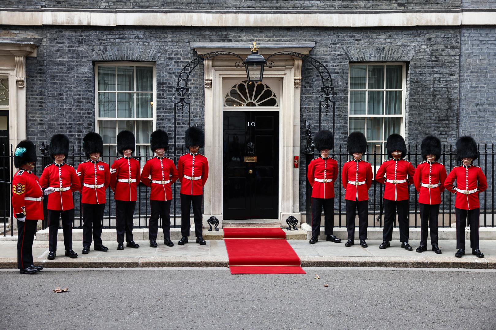 Zelenskom je tijekom službenog dočeka u Londonu priređen i svečani prijem uz crveni tepih i pripadnike Kraljevske garde, koji su svojim prepoznatljivim odorama dodatno naglasili ceremonijalni karakter posjeta.